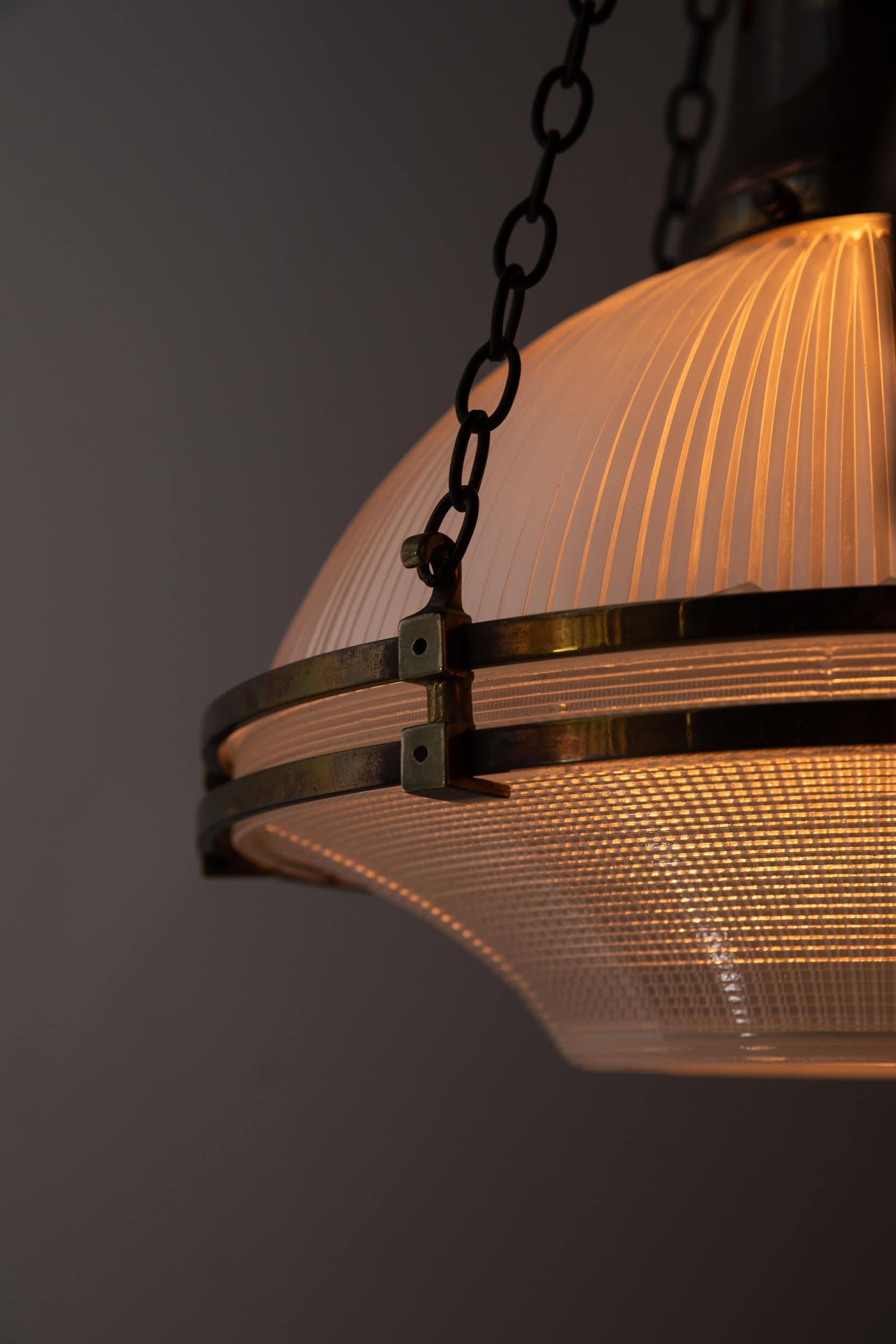 Laiton Lampe à suspension ancienne en verre prismatique réflecteur-refractor Holophane de 14 pouces, c. 1920 en vente