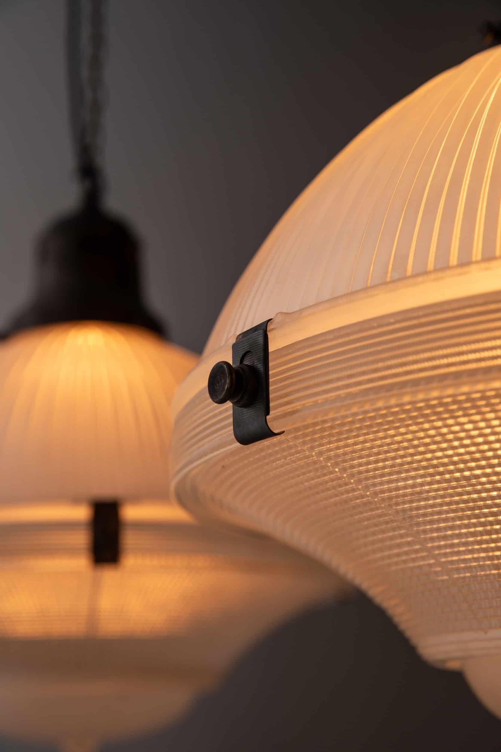 Lampe à suspension ancienne en verre prismatique réflecteur-refractor Holophane de 14 pouces, c. 1920 en vente 1