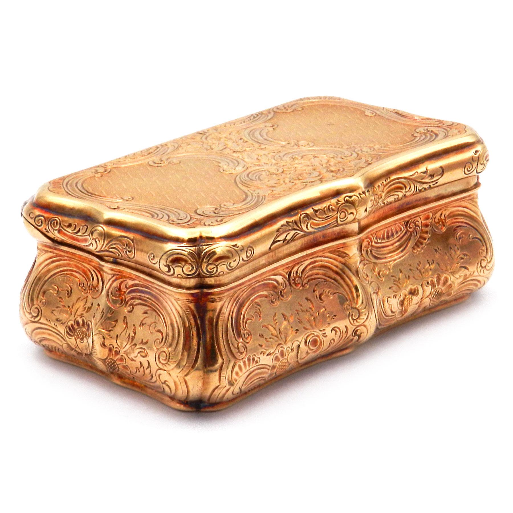 Tabatière ancienne en or 14 K A.I&M. C.C. Weishaupt & Söhne Hanau vers 1860

Cette rare tabatière en or de style rococo a été fabriquée vers 1850 en or massif 14K/585 par la manufacture de bijoux CM Weishaupt & Söhne de Hanau. Le corps incurvé est