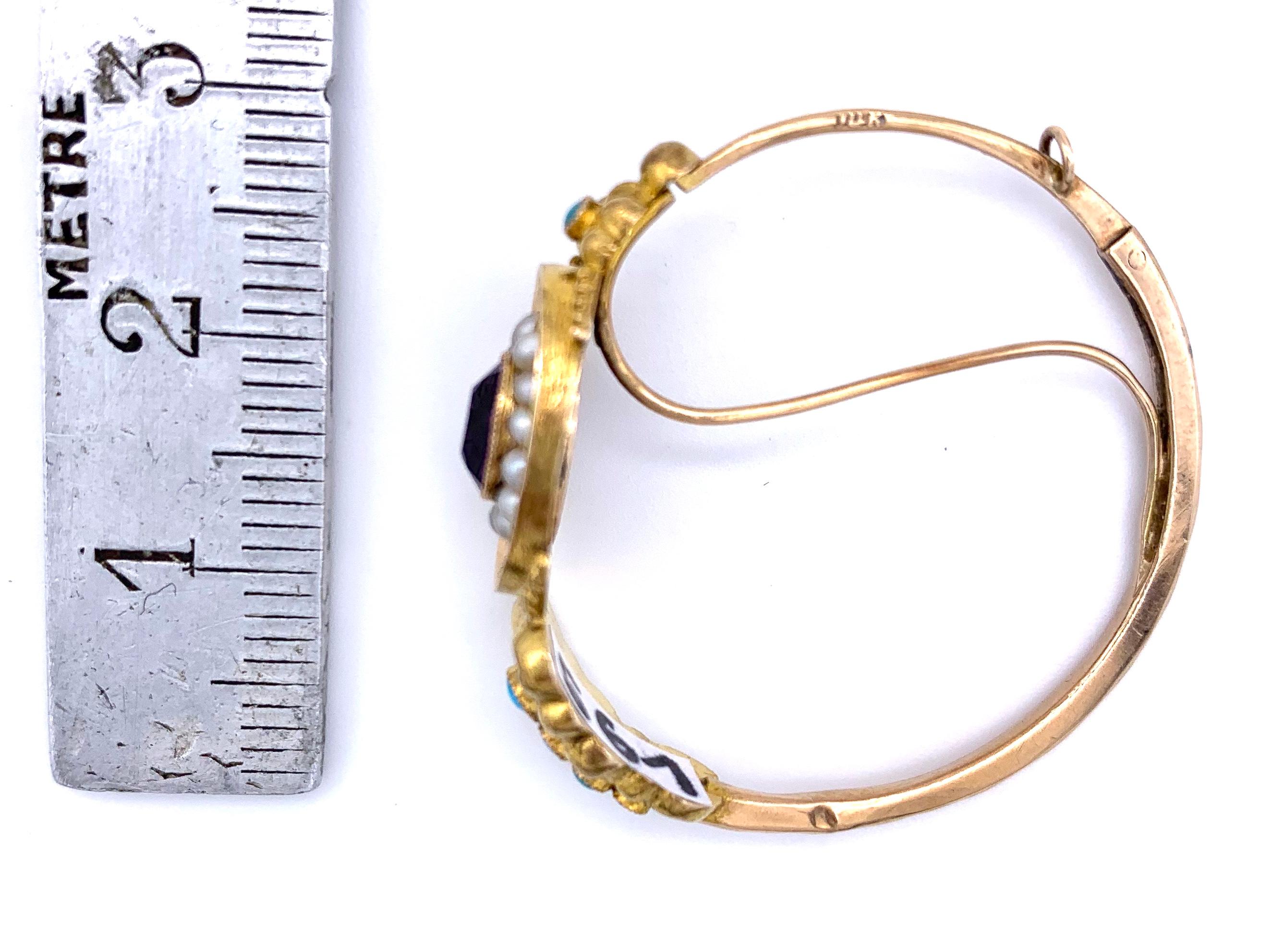 Diese eleganten Ohrringe wurden um 1825 aus 14 Karat Rosé- und Gelbgold gefertigt. Jeder Ohrring hat die Form einer Blume mit einem ovalen Amethysten in der Mitte und ist von vierzehn orientalischen Perlen umgeben. Die Blüten sind in stilisiertes,