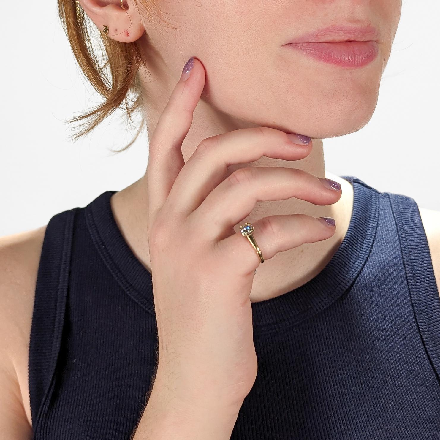 Ein sehr schöner Diamant-Solitärring.

Mit einem runden Diamanten im alten europäischen Schliff in einer klassischen 14-karätigen Goldfassung.

Der Diamant misst ca. 1 Karat (nach Berechnung) mit SI2 I-Farbgrad. (Siehe beigefügten