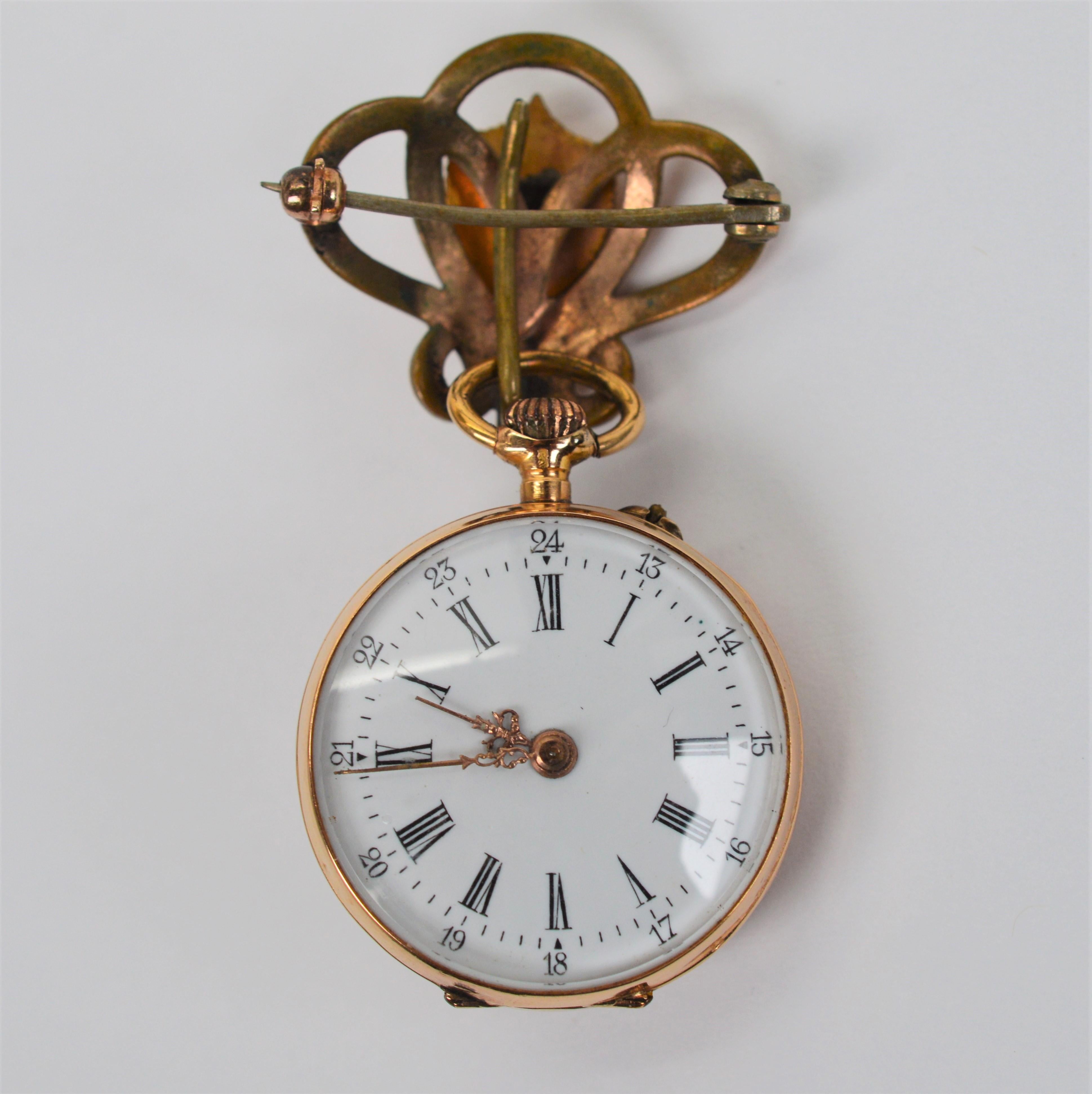 Très à la mode au début du 19e siècle, cette belle épingle à montre est un exemple spectaculaire d'une belle pièce d'horlogerie féminine de l'époque. Réalisé en or jaune 14 carats, le boîtier est rehaussé d'une pierre centrale en forme de grenat et