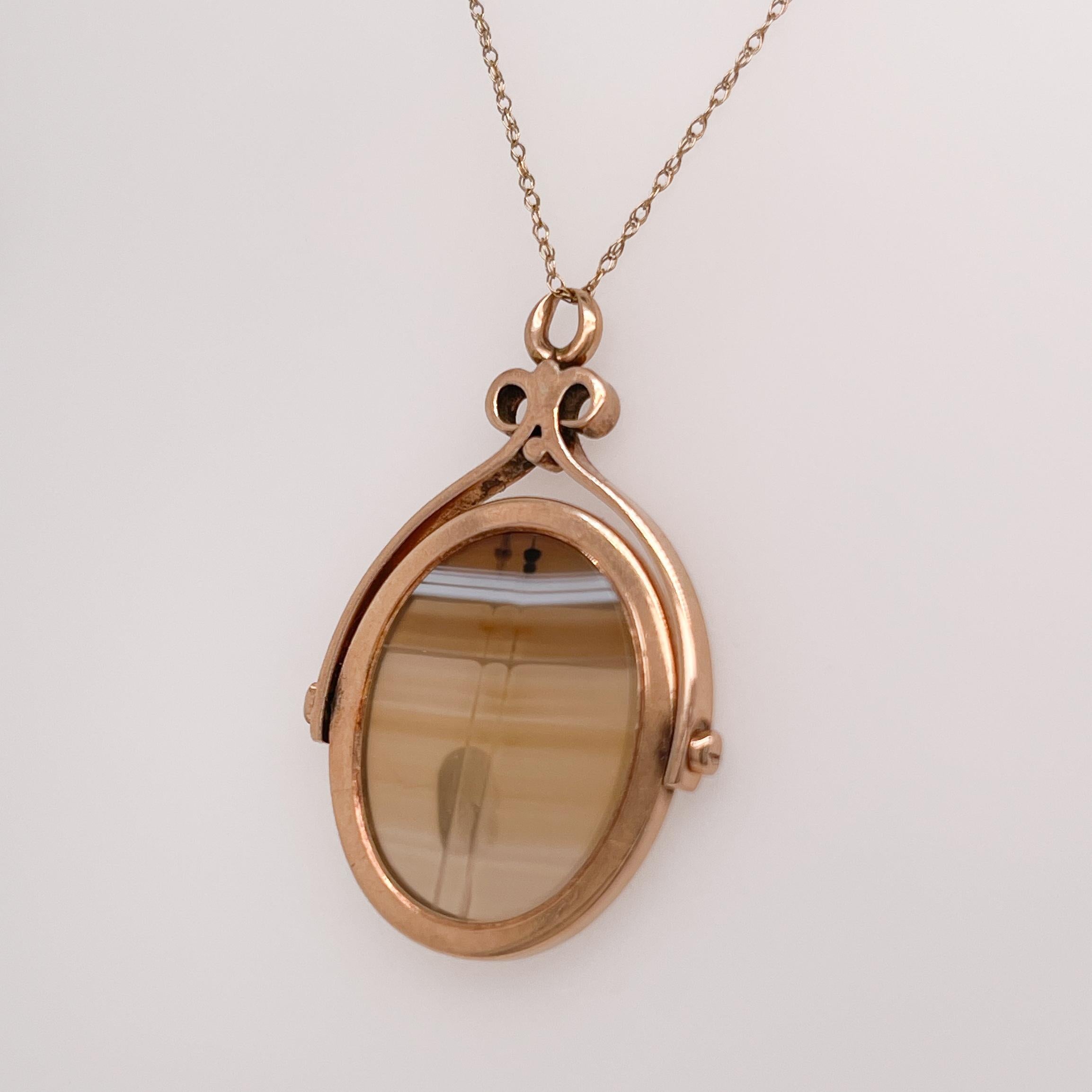 Pendentif breloque ancien en or 14 carats et agate en forme de tourbillon Bon état - En vente à Philadelphia, PA