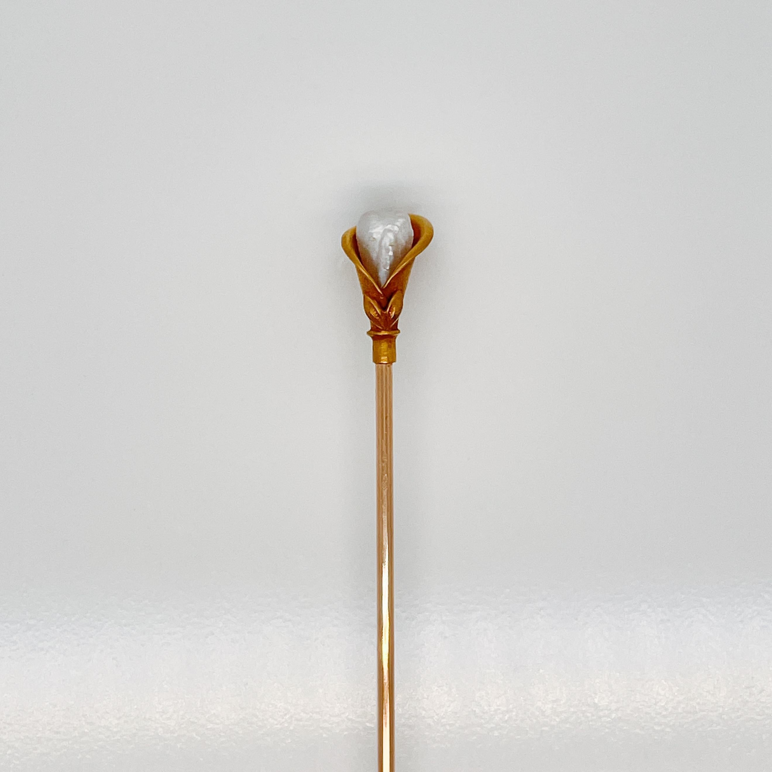 Antike 14 Karat Gold und Gold gefüllte Frieden Lilien-Hut-Anstecknadel mit Keshi-Perle (Ungeschliffen) im Angebot