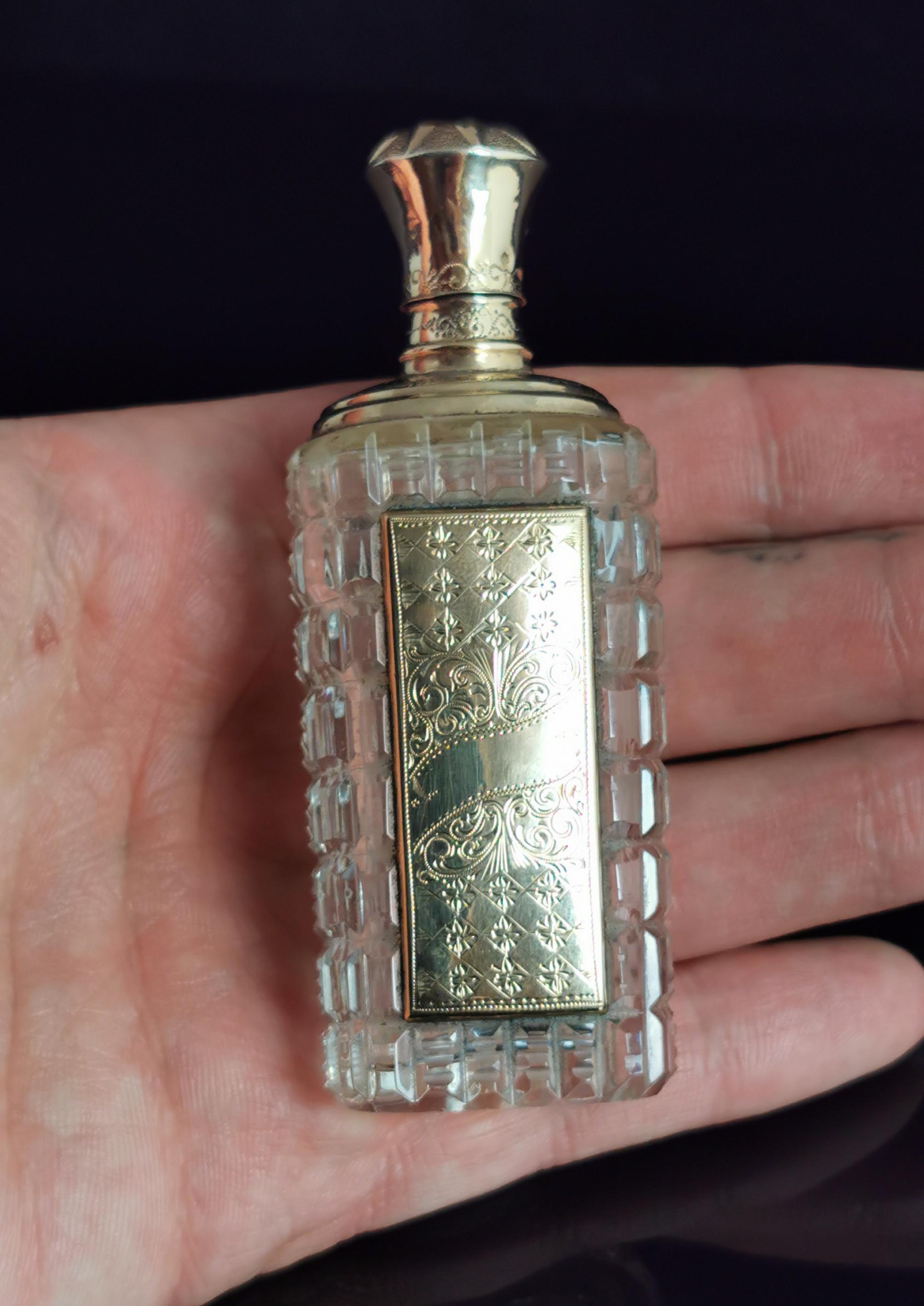 Bouteille à parfum ancienne en verre taillé en or 14 carats, coffret, 19ème siècle en vente 8