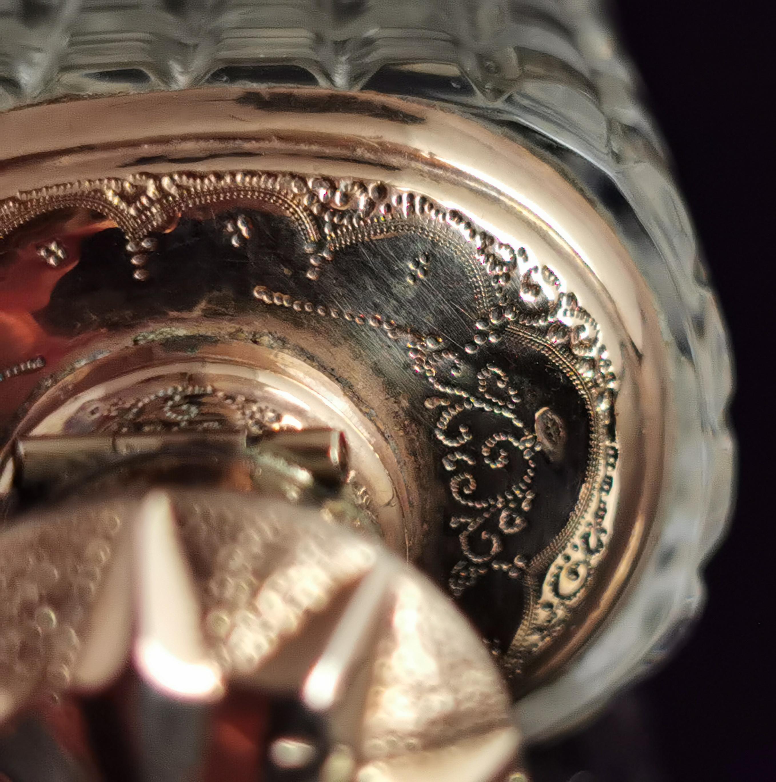 Antike Parfümflasche aus 14 Karat Goldschliffglas, gehäkelt, 19. Jahrhundert im Angebot 9