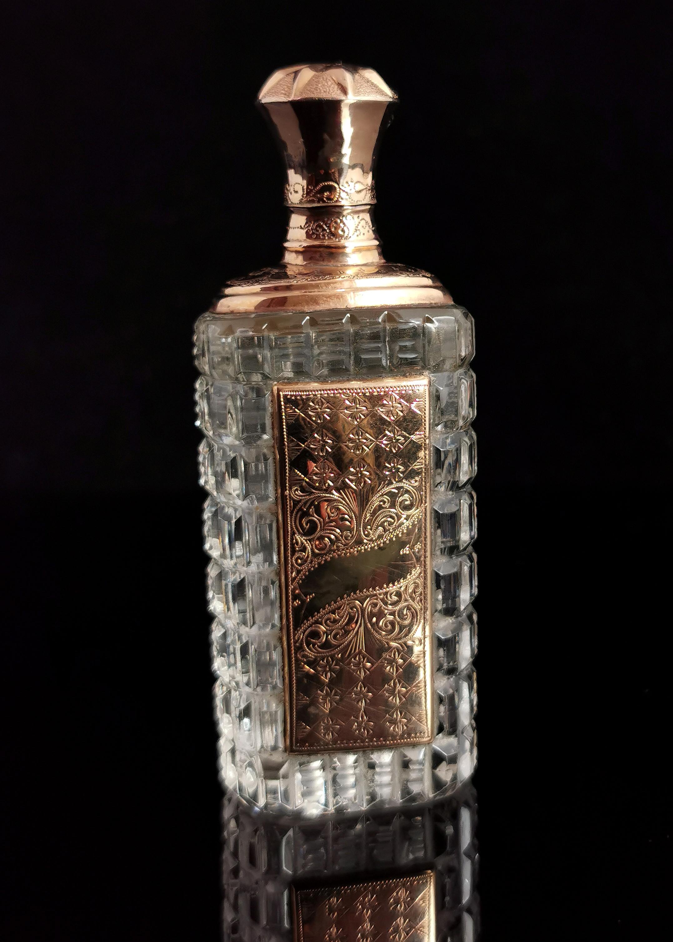 Bouteille à parfum ancienne en verre taillé en or 14 carats, coffret, 19ème siècle en vente 3