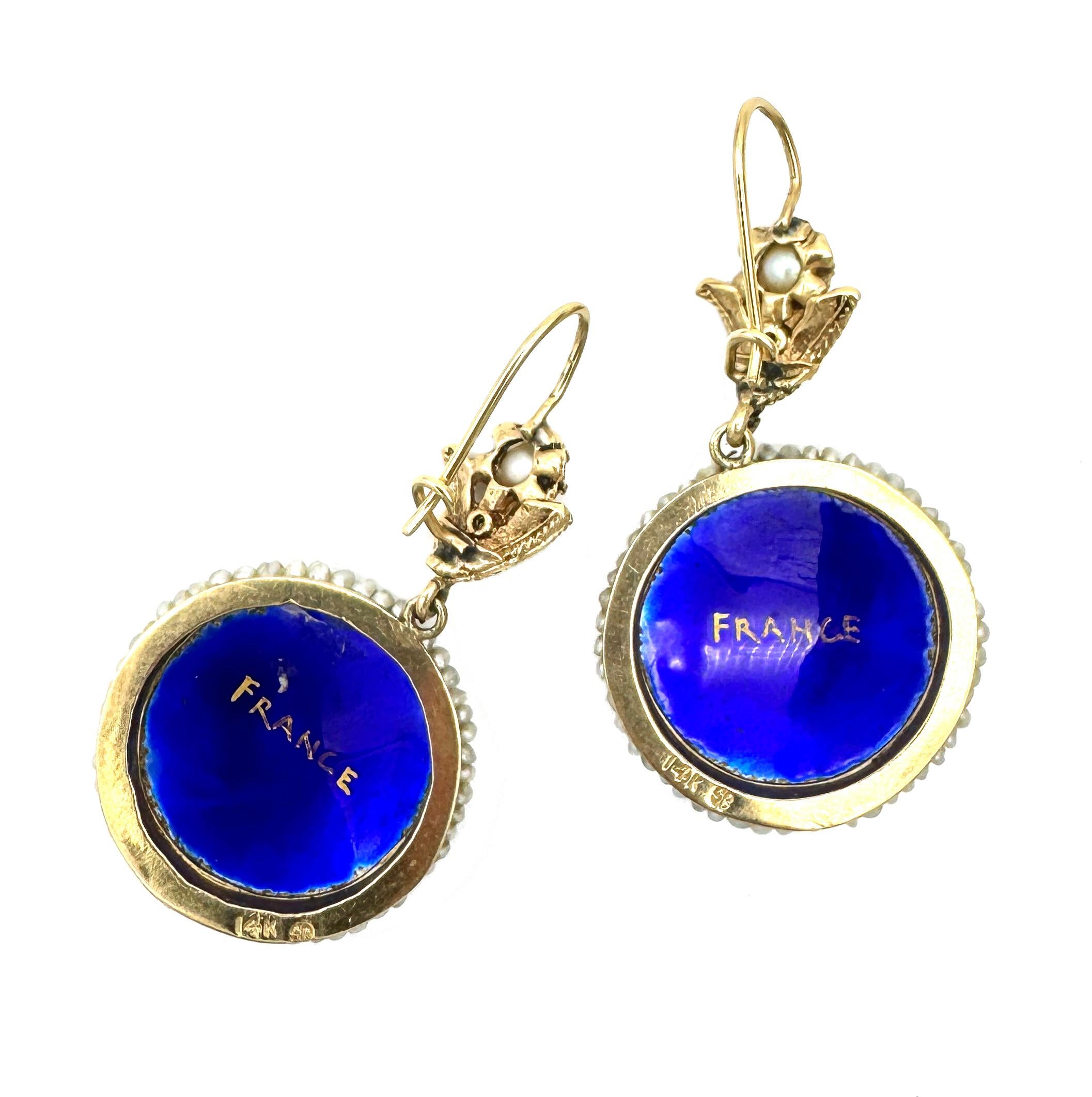 Belle Époque Boucle d'oreille pendante ancienne en or 14 carats peinture émail perle orientale perle de rocaille en vente