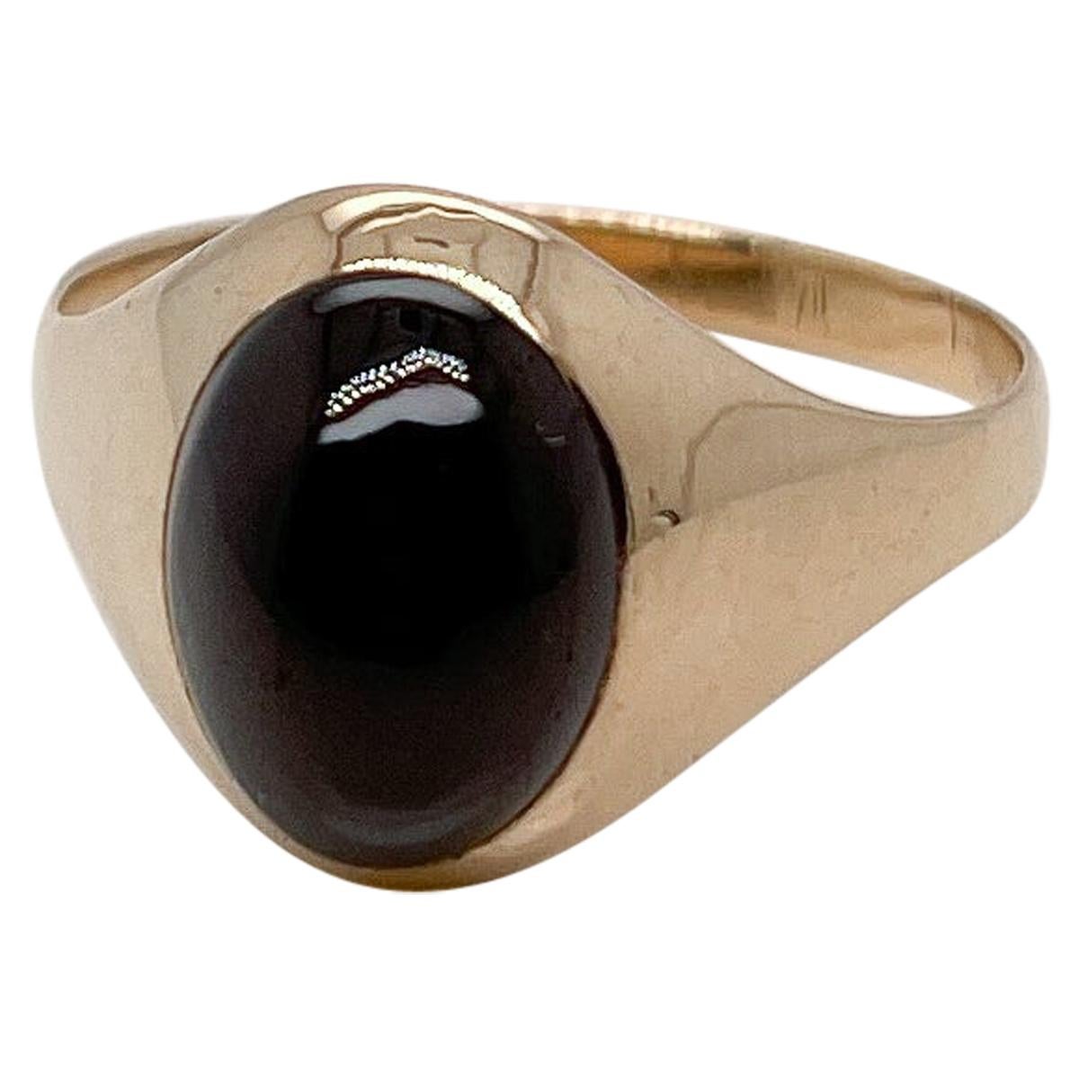 Antico anello con sigillo in oro 14 carati e granato cabochon
