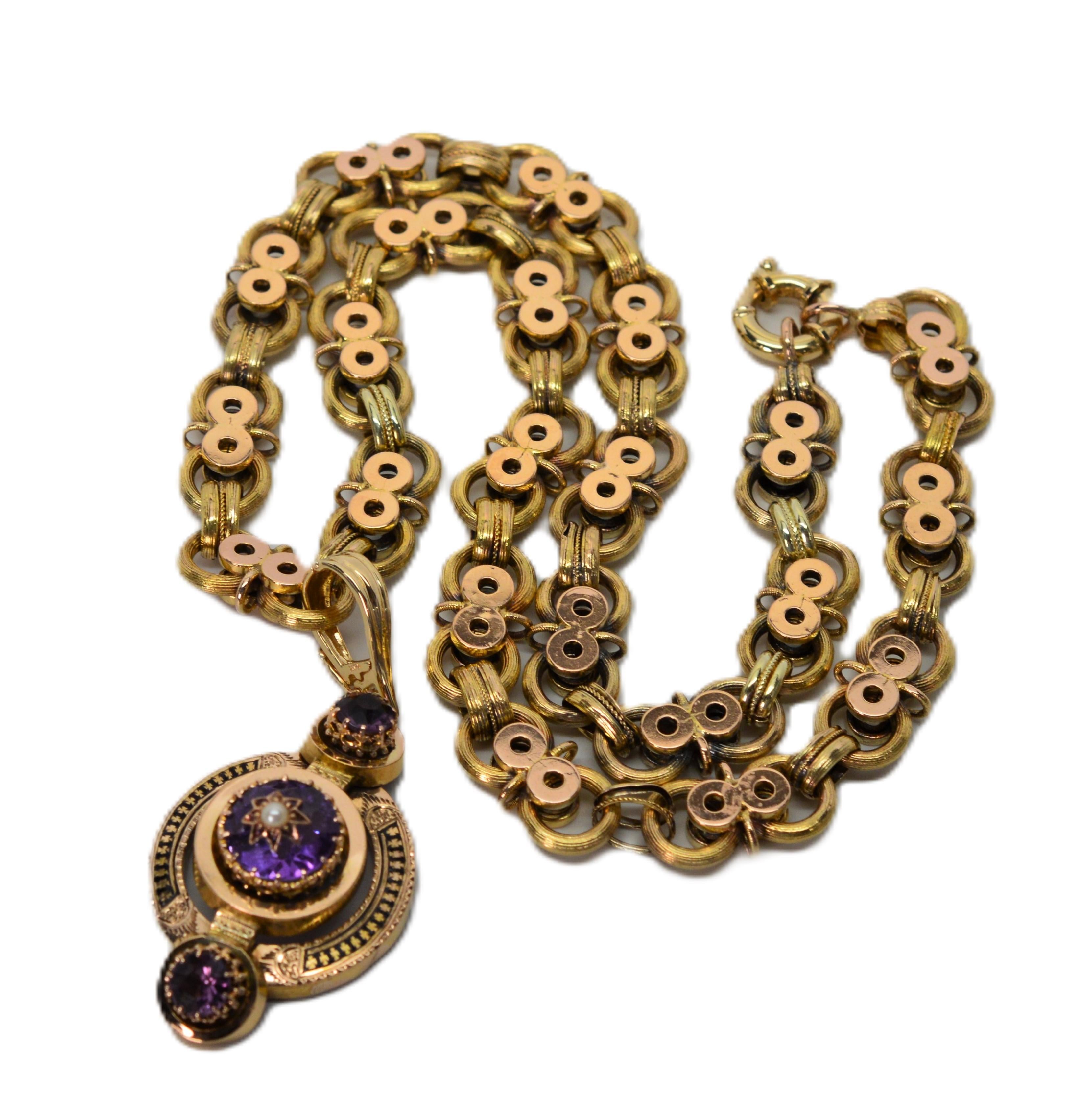 Una collana unica e intricata di catene antiche in oro giallo 14K a quattordici carati porta questo ciondolo regale con oltre otto carati di gemma ametista viola intenso. Il ciondolo rimovibile a forma di medaglione misura 1,5 per 1 pollice e mostra