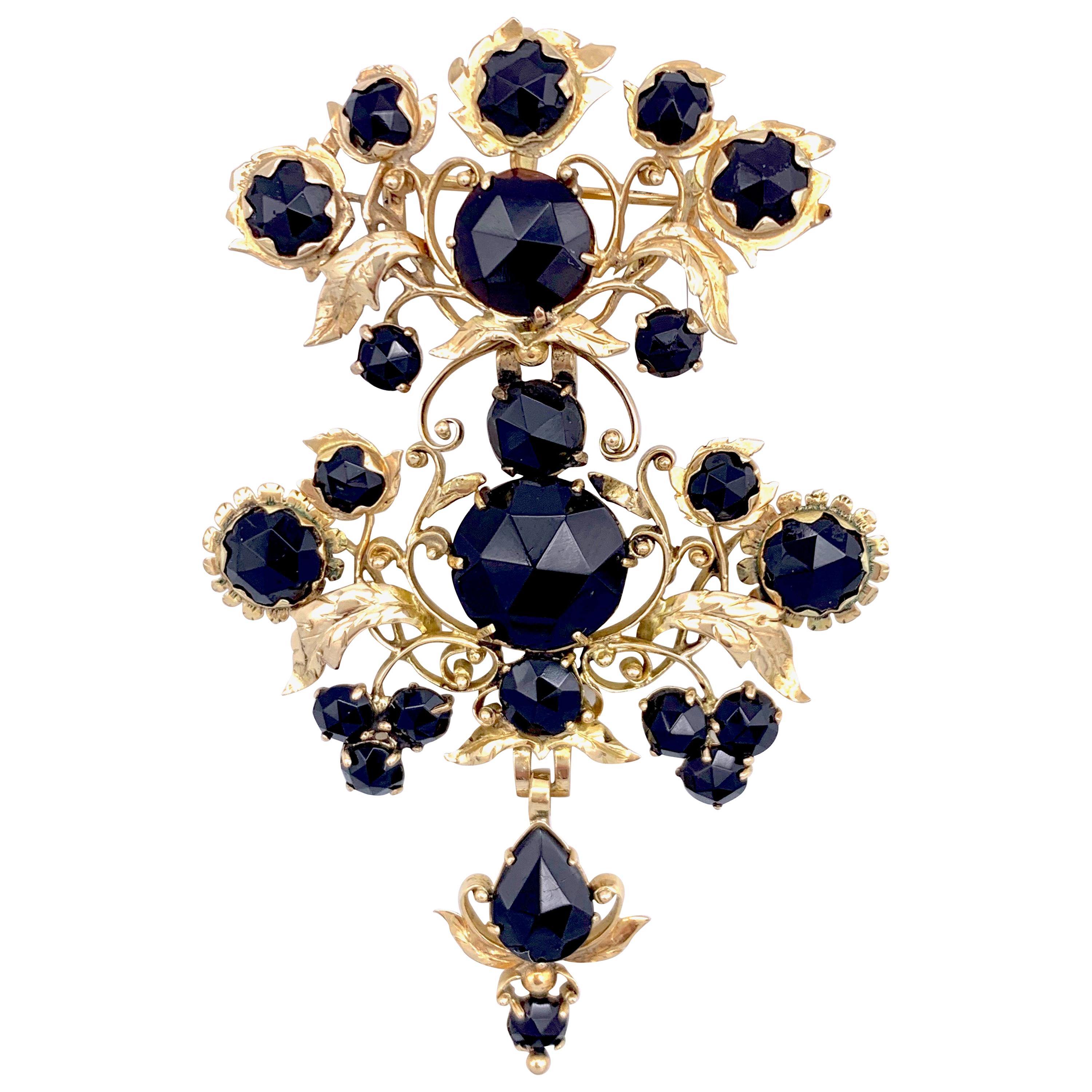 This beautiful mid-18th century piece of jewellery has been executed in 14 carat gold and is set with facetted onyx .