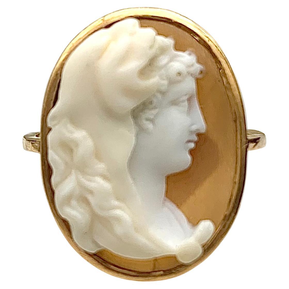 Bague ancienne en or 14 carats représentant un héros grec en peau de lion sculpté en coquillage   en vente