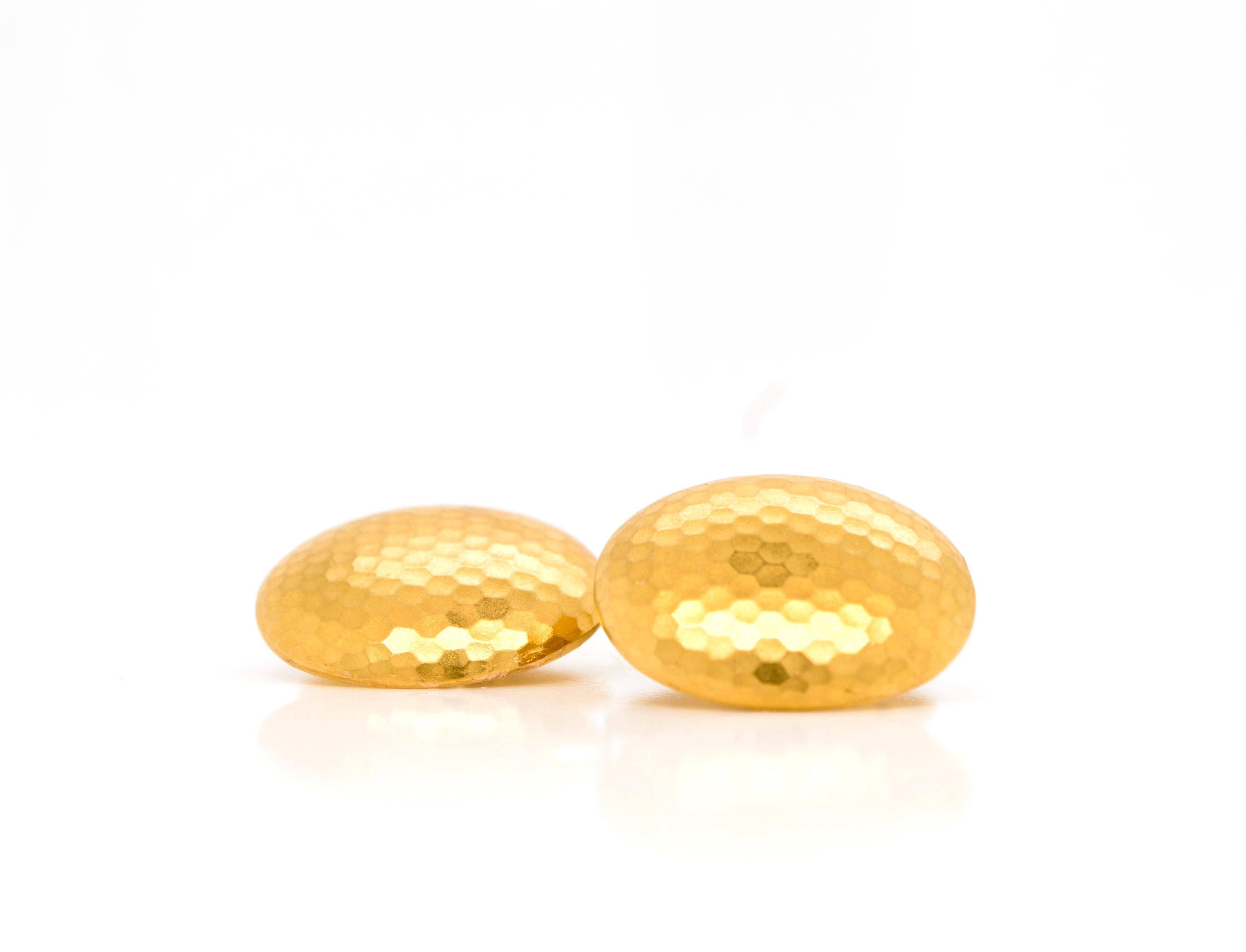 Antique 14 Karat Oval Hammered Cuff Links

Timeless oval design with expertly hammered effect. Hinged connection for easy on/easy off
Stamped. 

19mm x 16mm