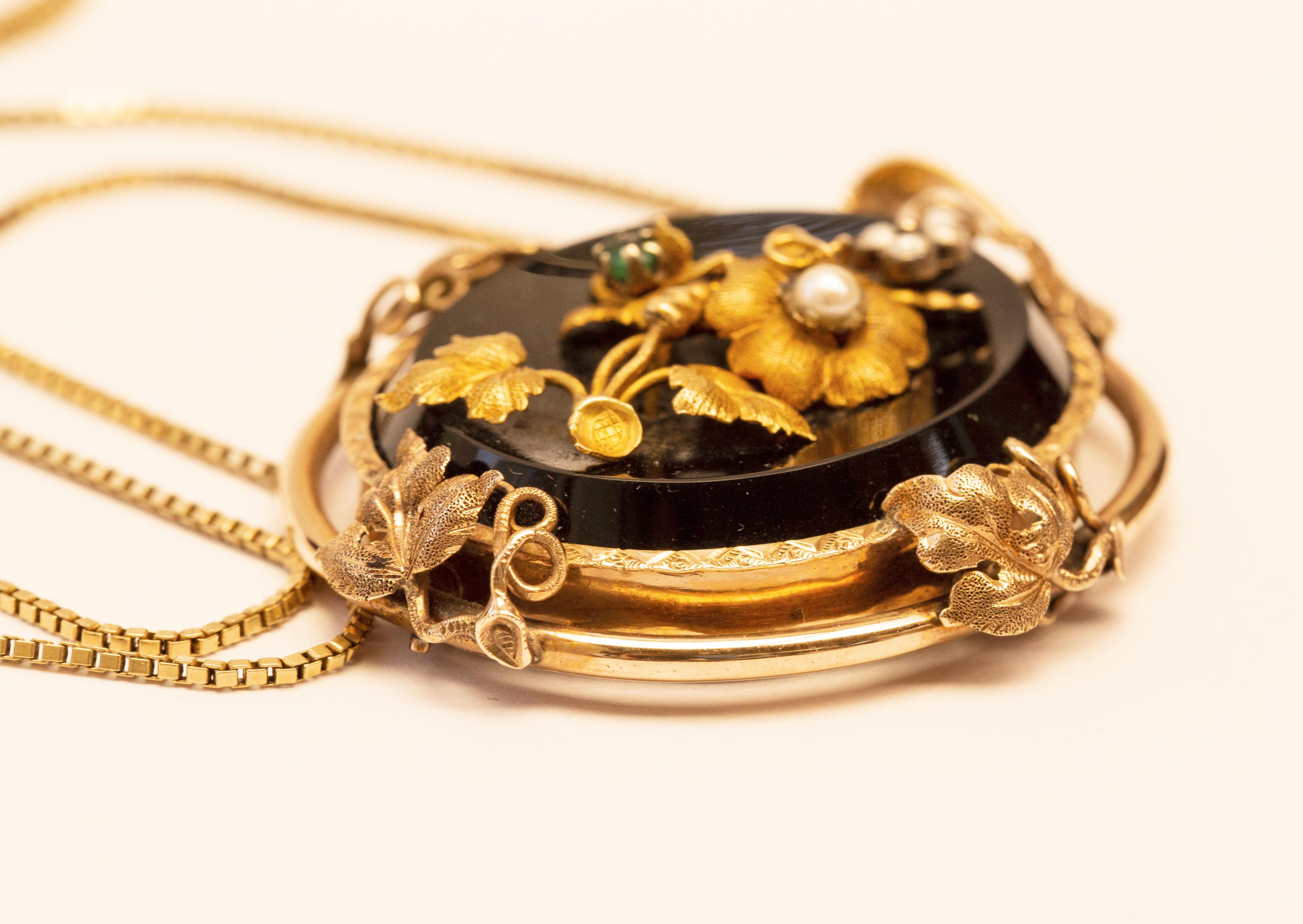 Antique 14 Karat Oval Onyx Pendant with Floral Emerald Pearl & Gold Decoration  In Good Condition For Sale In Arnhem, NL