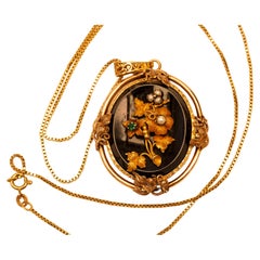 Pendentif ancien en onyx ovale 14 carats décoré d'émeraudes et de perles florales 