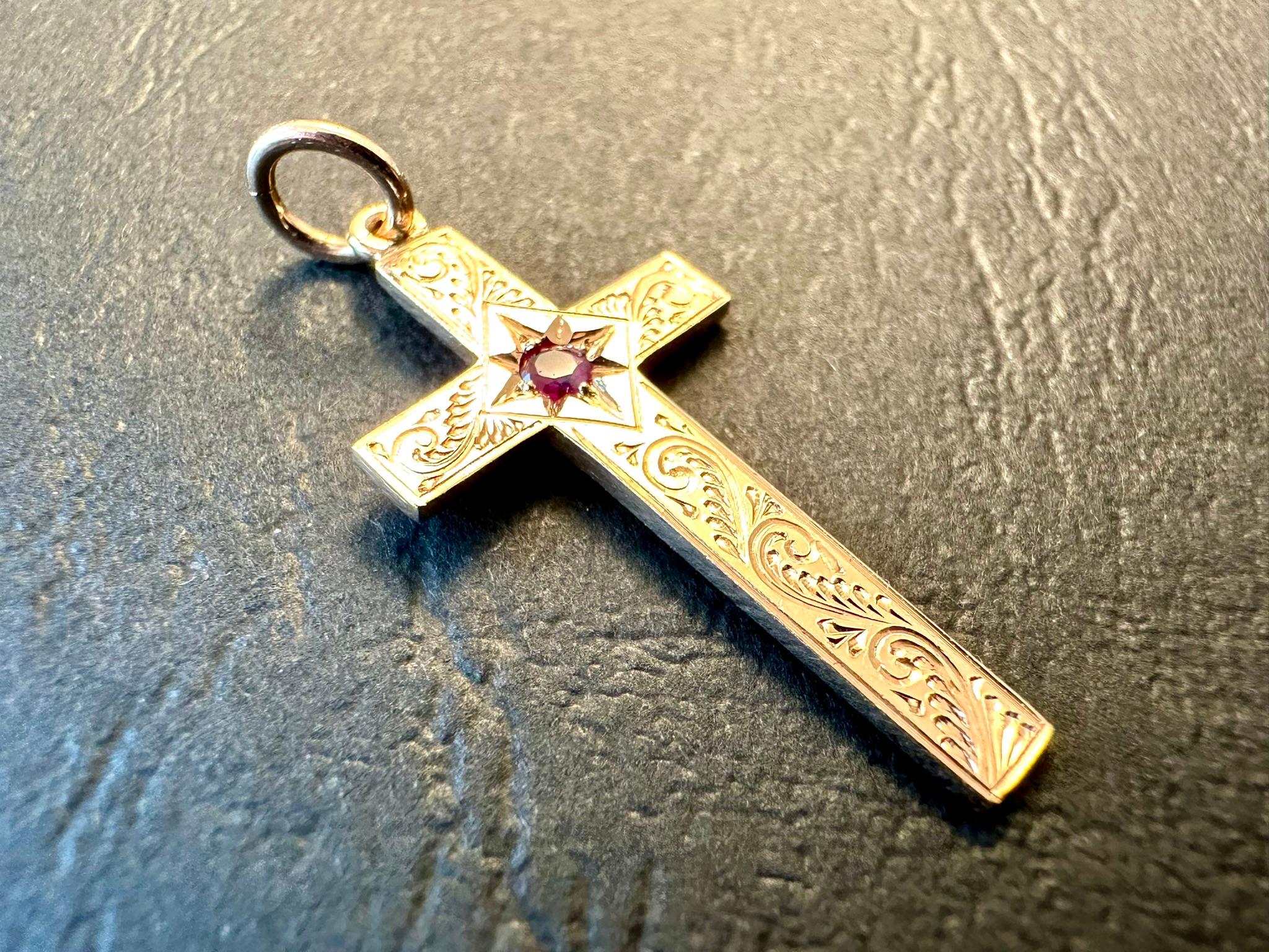 Taille brillant Croix allemande ancienne en or rose 14 carats et rubis en vente