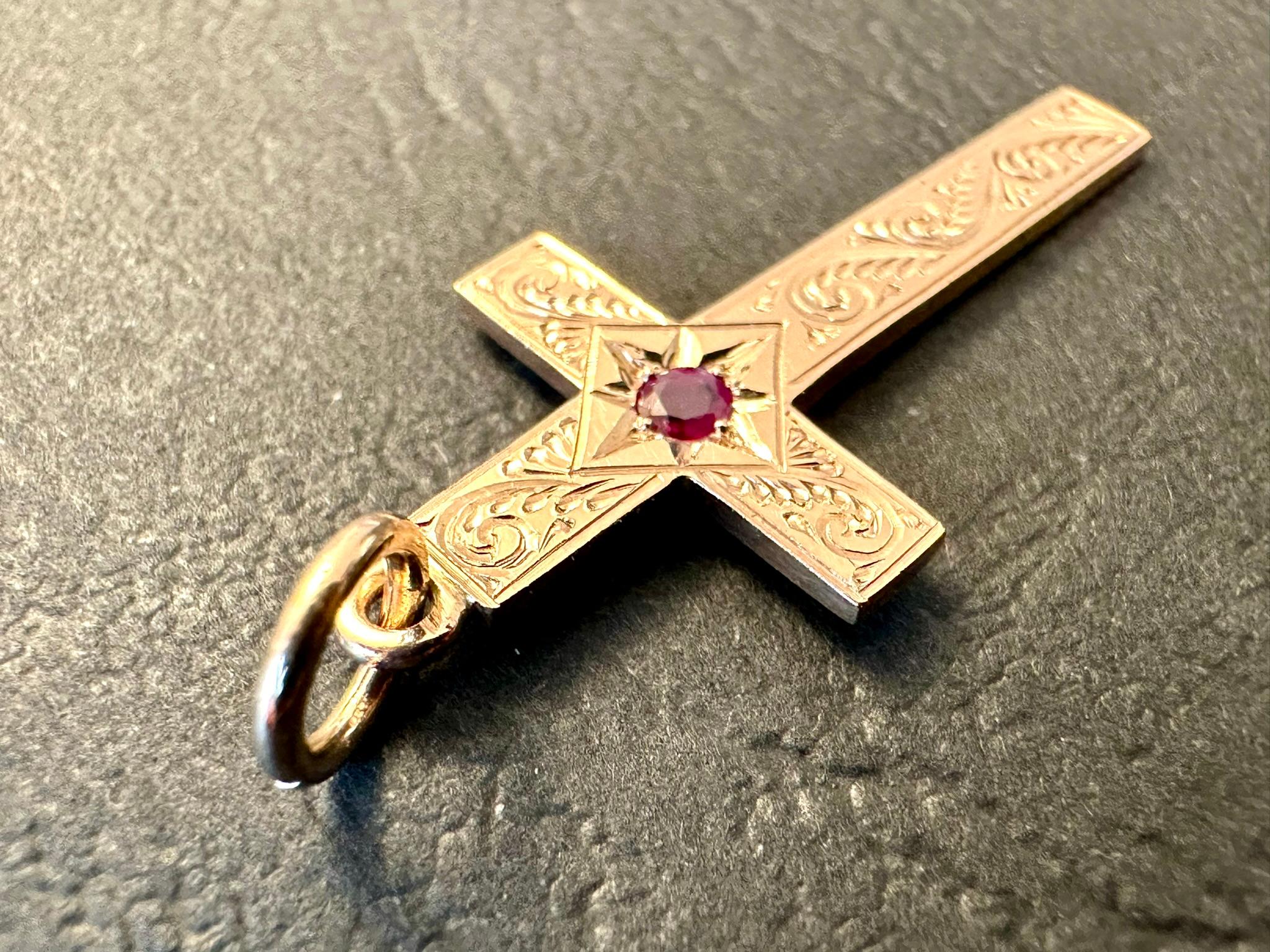 Croix allemande ancienne en or rose 14 carats et rubis Unisexe en vente