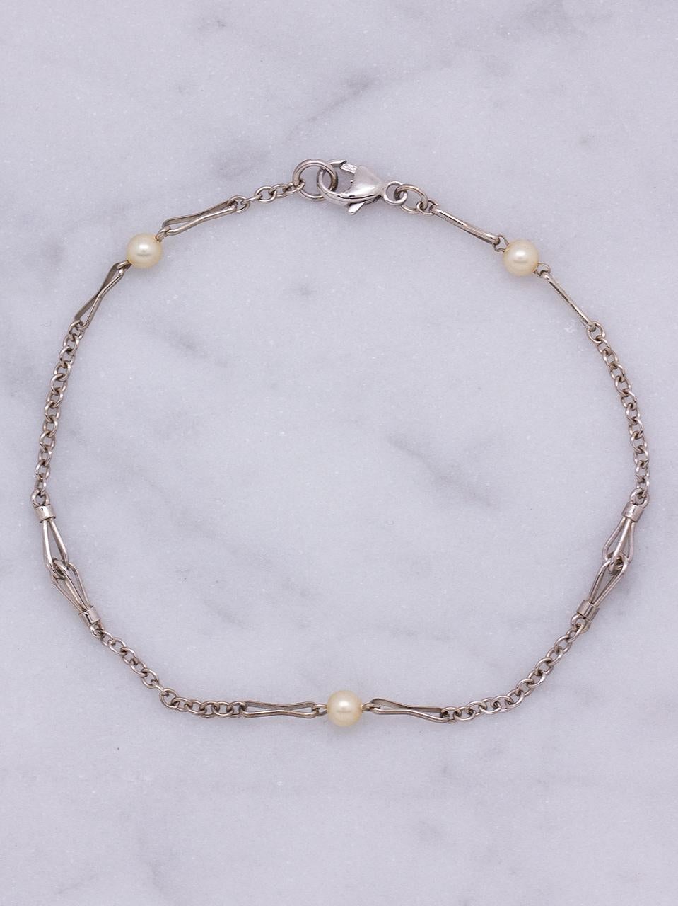 This dainty, feminine antique chain bracelet features three x 3.5mm off-white round pearls and elongated chain link is beautiful worn alone or layerd with other bracelets or even a wristwatch. The bracelet measures approximately 3mm wide and is