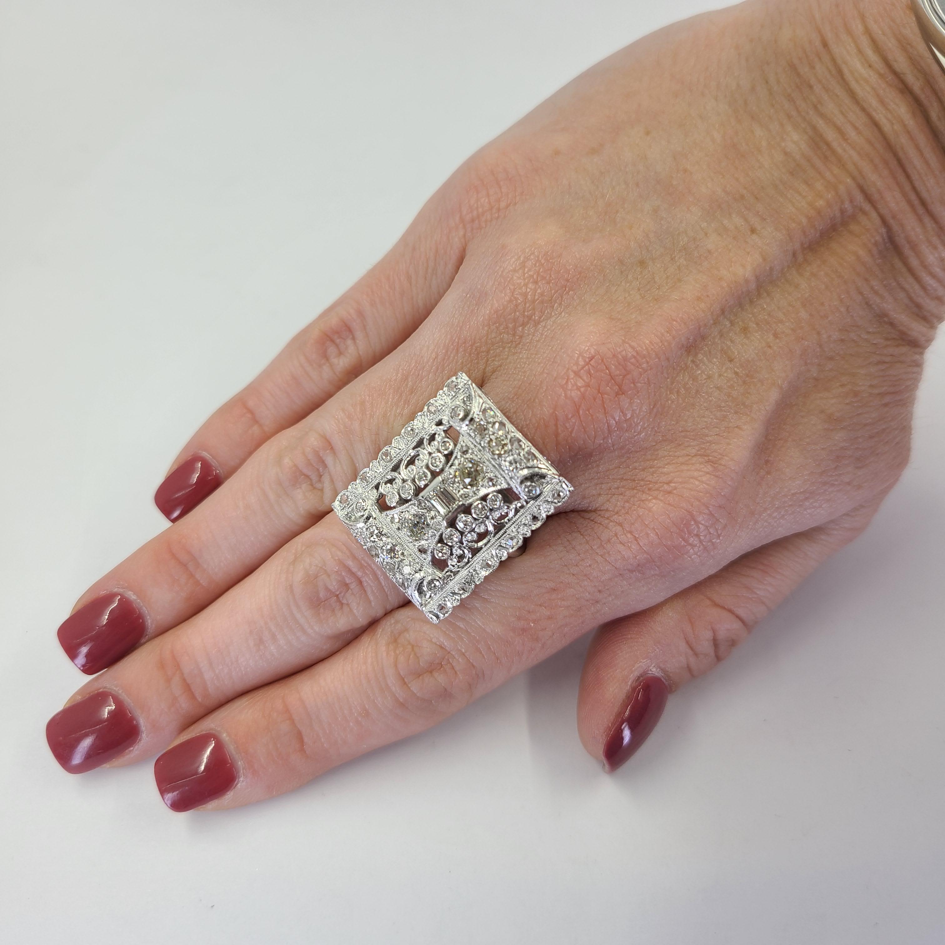 Bague en or blanc 14 carats avec 44 diamants taille ancienne de pureté VS et SI et de couleur H-M totalisant environ 1,50 carat. Le poids final est de 15 grammes.  Taille du doigt 7,5.