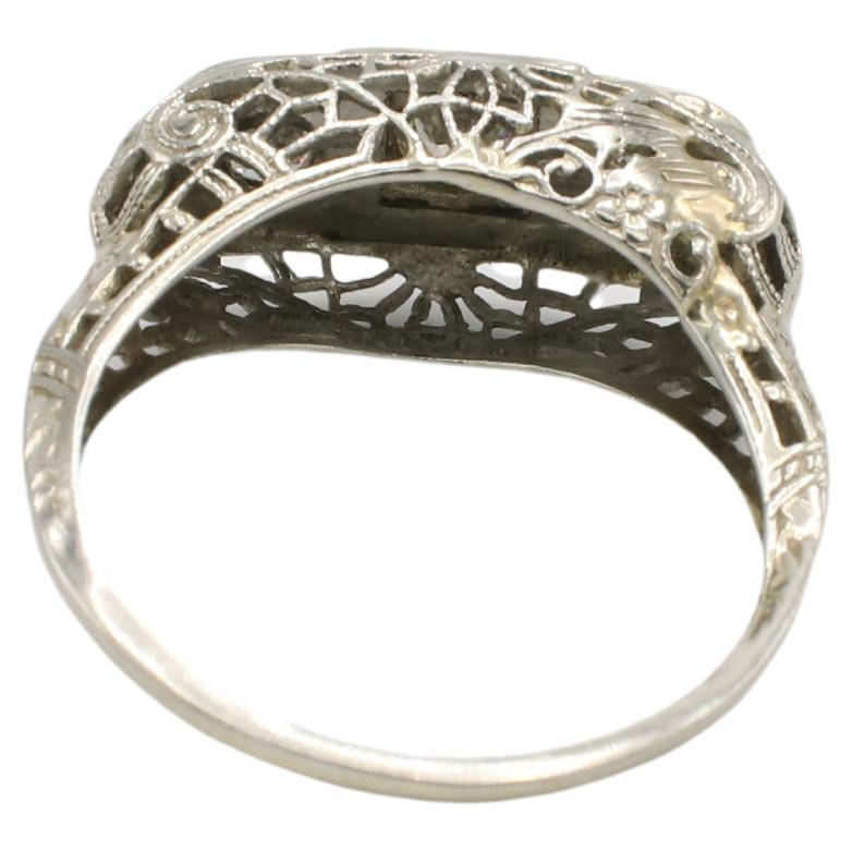 Bague ancienne en or blanc 14 carats à trois pierres et diamant naturel en filigrane 
Métal : or blanc 14k
Diamants : Trois diamants naturels de taille européenne ancienne env. 0,36 CTW I-J SI1
Poids : 2.79 grammes
Taille : 7.25 (US)
Hauteur : 6.5
