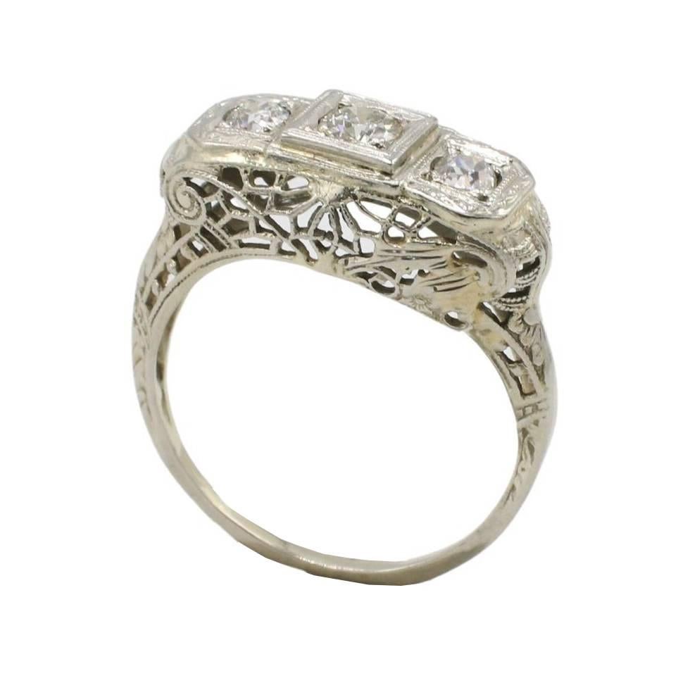 Art déco Bague ancienne en or blanc 14 carats à trois pierres et diamant naturel en filigrane en vente