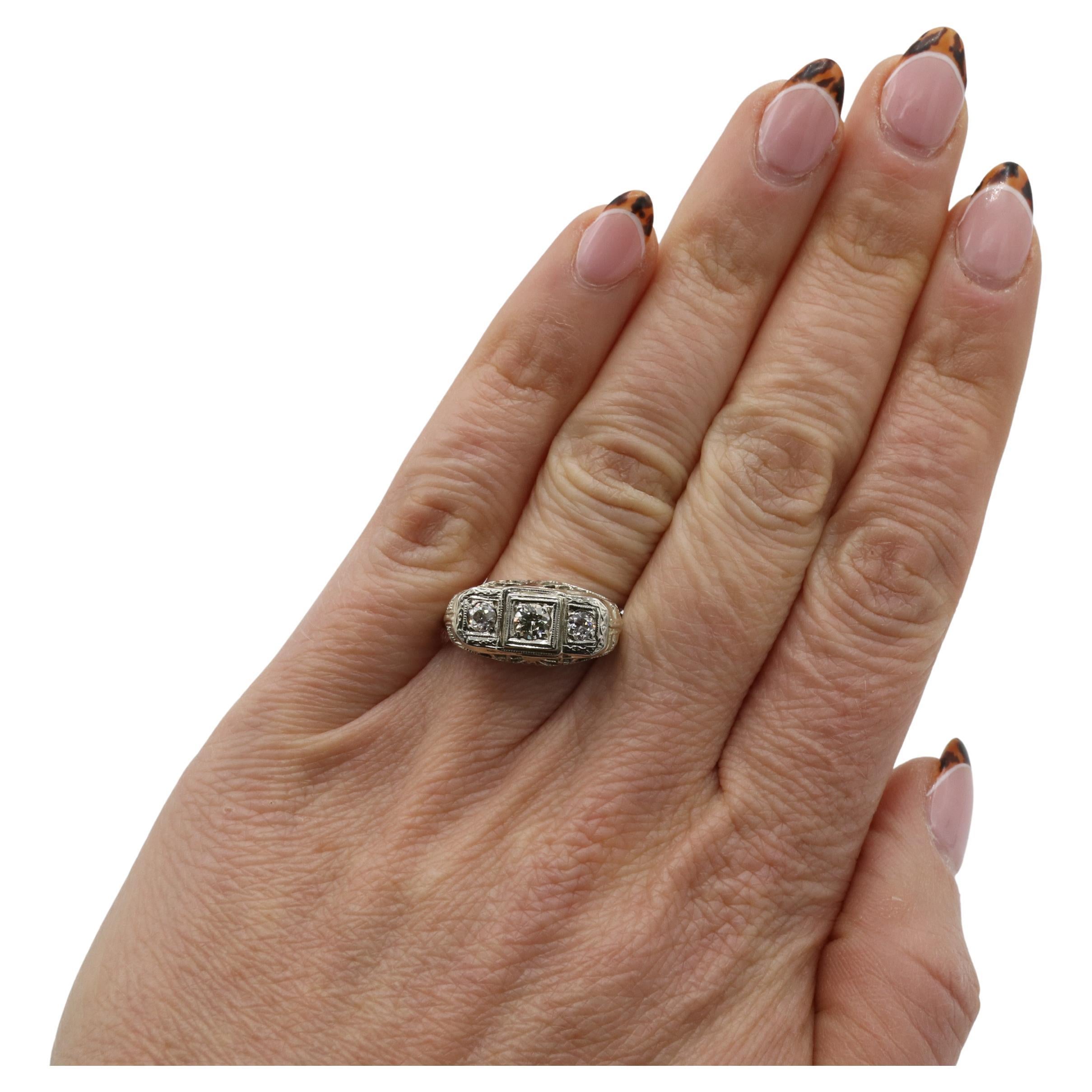 Taille vieille Europe Bague ancienne en or blanc 14 carats à trois pierres et diamant naturel en filigrane en vente