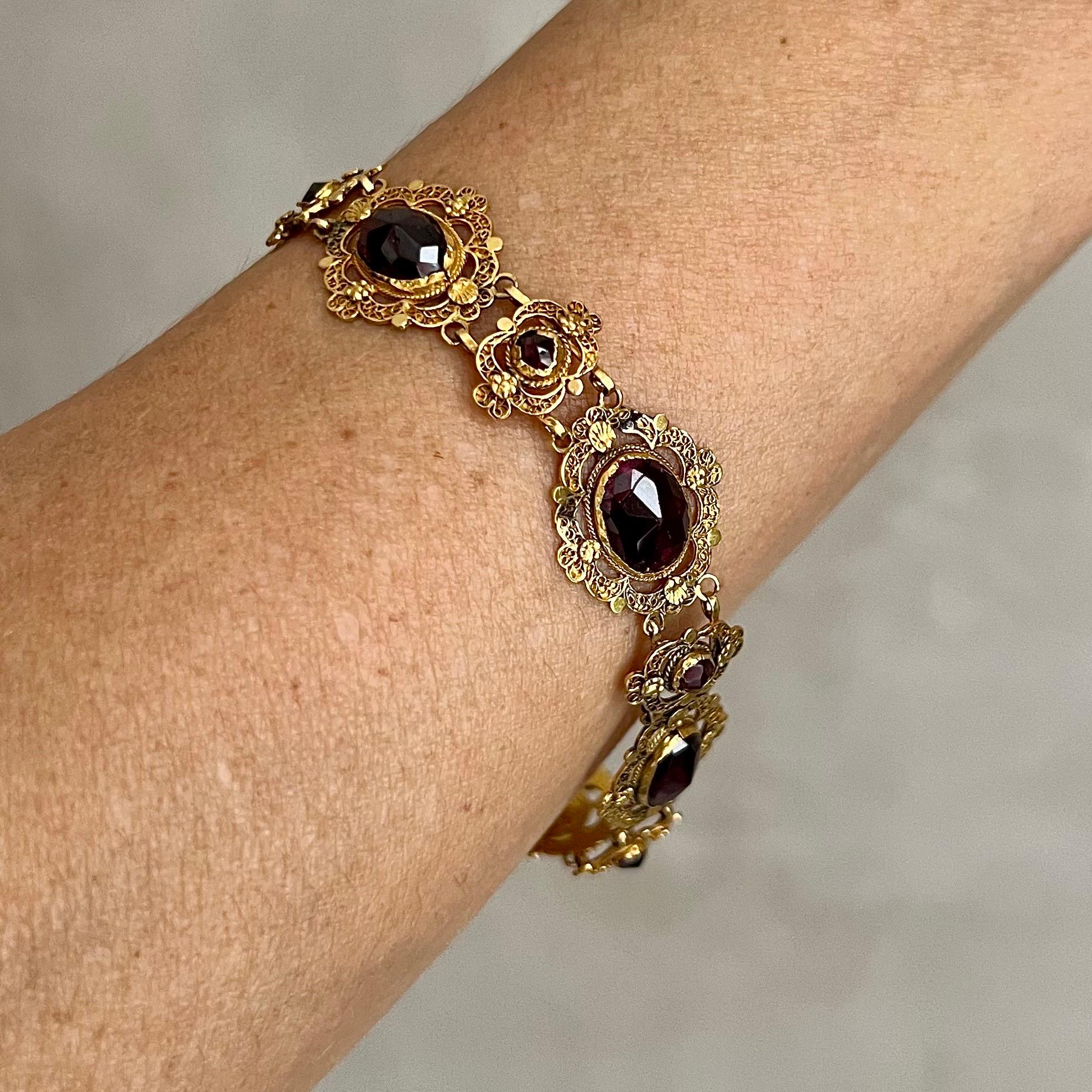 Questo bracciale è uno squisito bracciale antico in oro giallo 14 carati che presenta l'intricata tecnica della cannetille, un segno distintivo dell'alta gioielleria del XIX secolo. La lavorazione a cannetille prevede un delicato filo arrotolato e