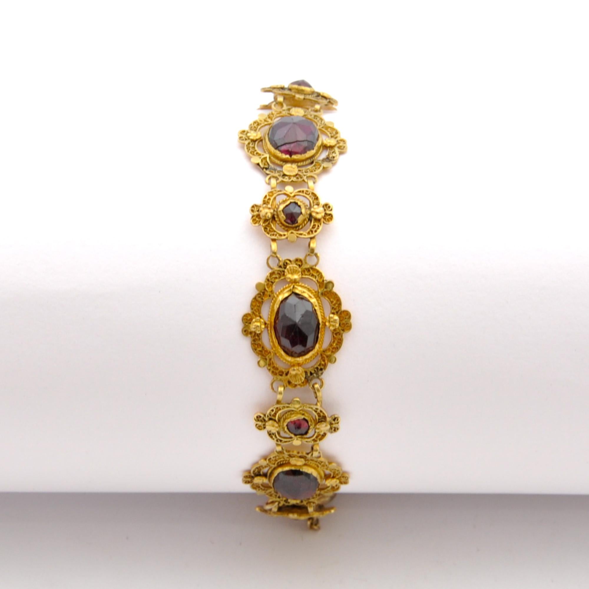 Vittoriano Bracciale antico in oro giallo 14 carati con cannetille e granati A Link in vendita