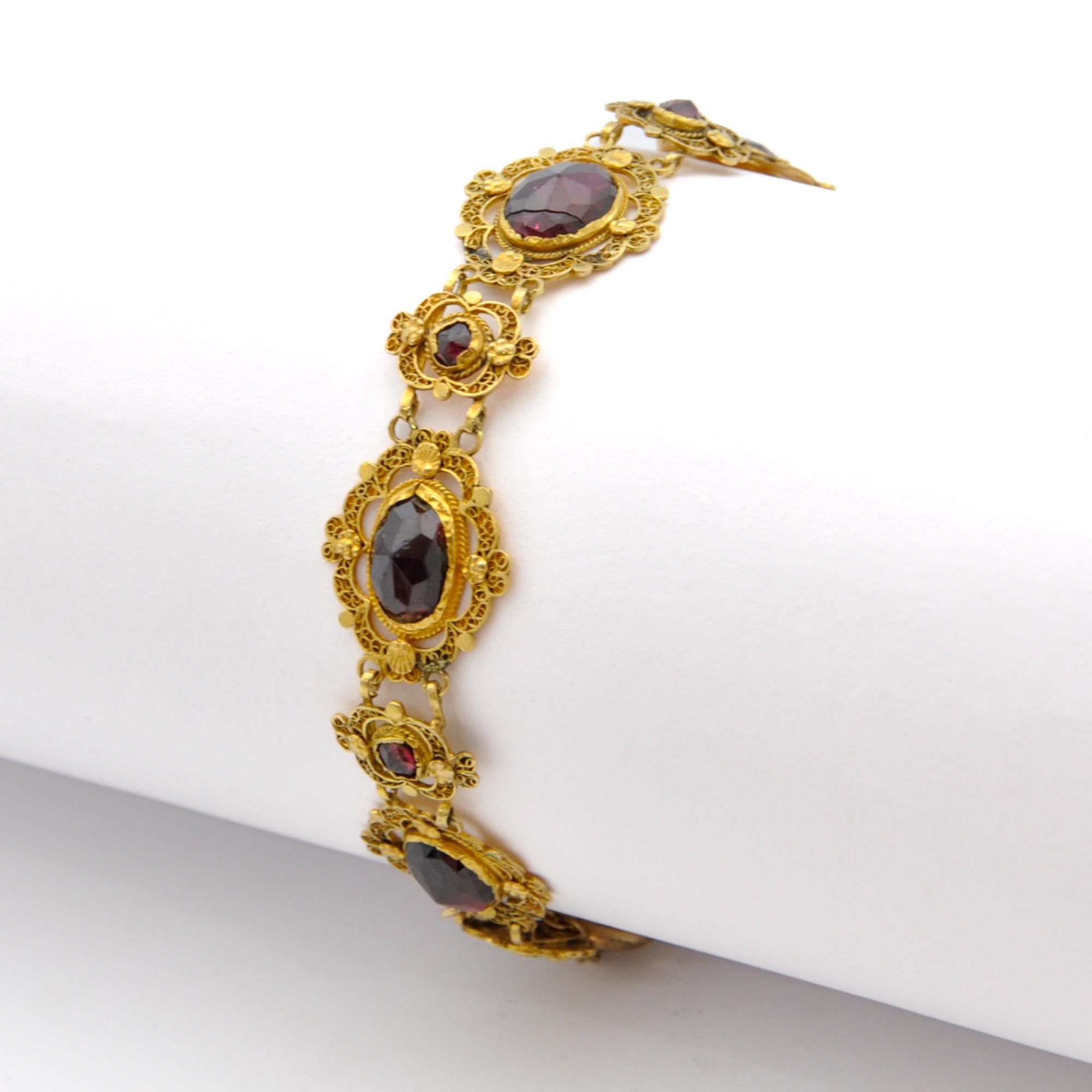 Taglio misto Bracciale antico in oro giallo 14 carati con cannetille e granati A Link in vendita