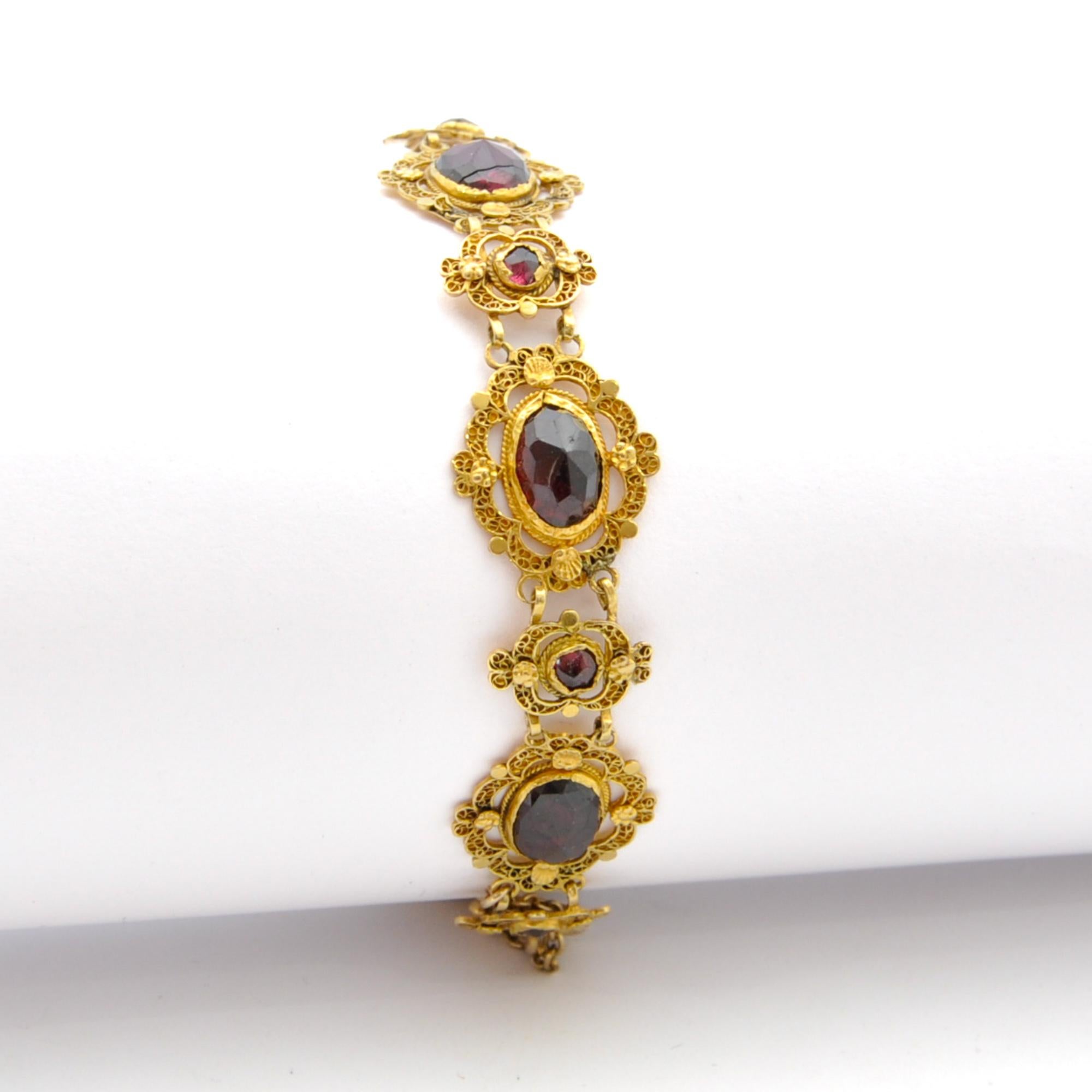 Bracciale antico in oro giallo 14 carati con cannetille e granati A Link In condizioni buone in vendita a Rotterdam, NL