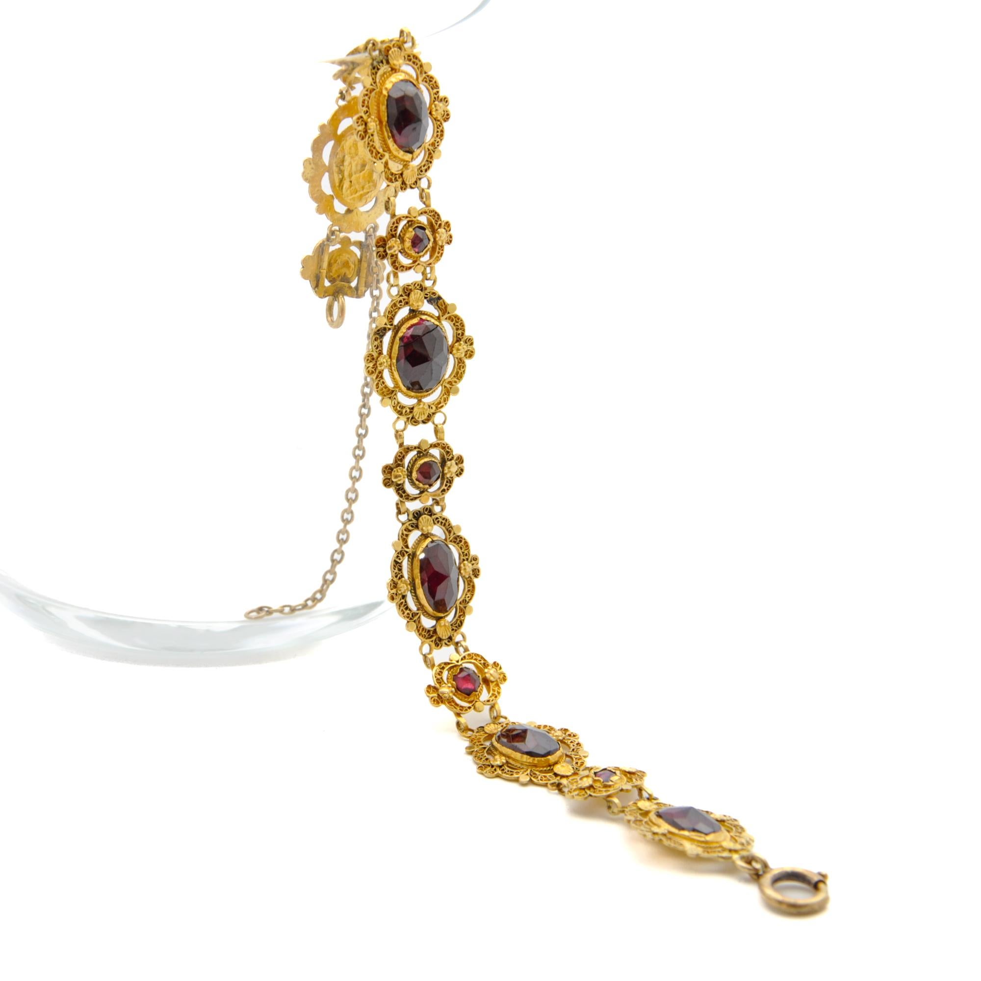 Donna Bracciale antico in oro giallo 14 carati con cannetille e granati A Link in vendita