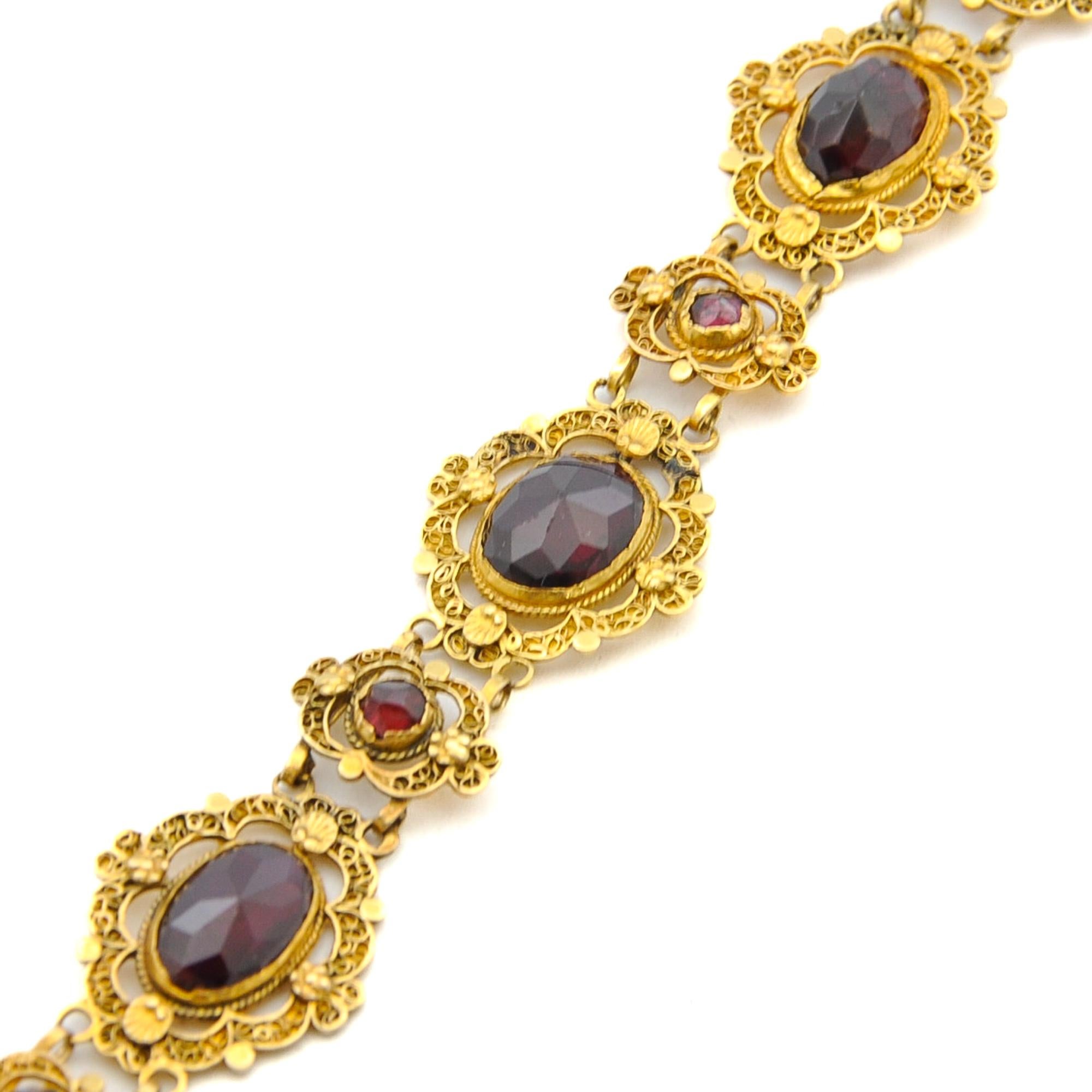 Bracciale antico in oro giallo 14 carati con cannetille e granati A Link in vendita 1