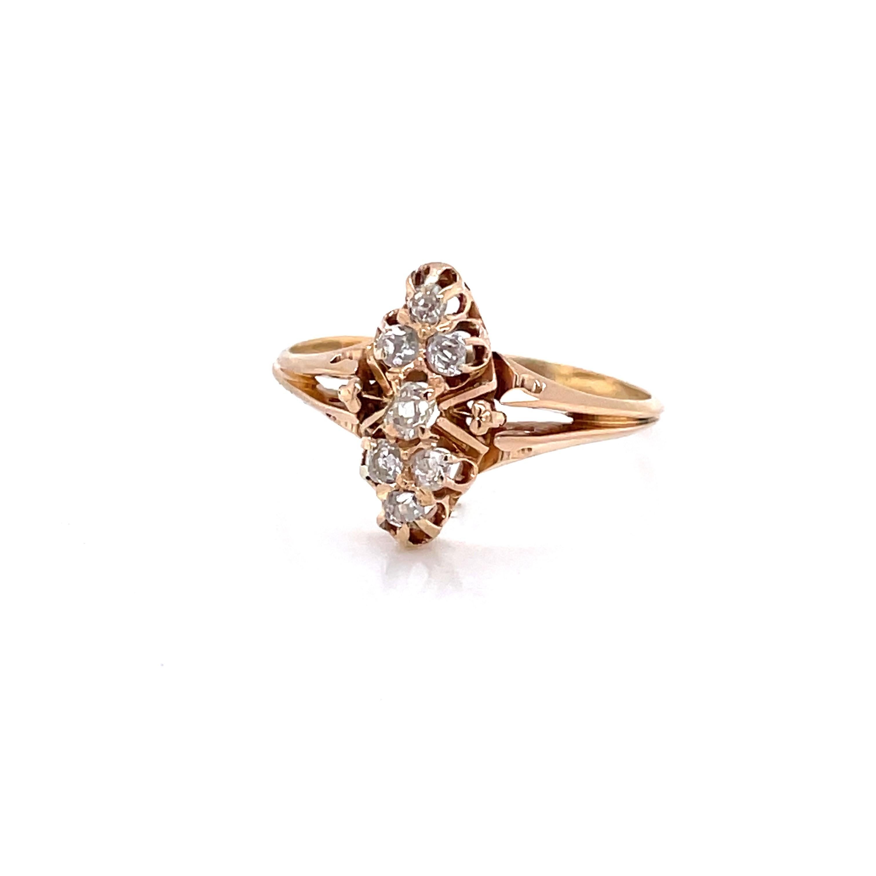 Eine Gruppe von acht Diamanten im Rosenschliff mit einem Gesamtgewicht von 0,33 Karat, gefasst in vierzehn Karat antikem Gelbgold mit einer königlichen Marquis-Form, bilden diesen Ring um 1900. In Größe 10 und in der Größe veränderbar.