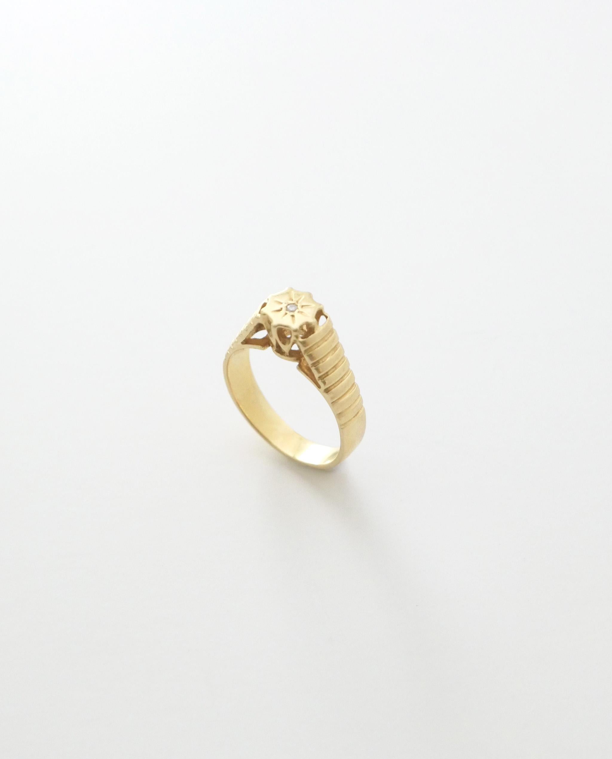 Round Cut Antique 14 Karat Yellow Gold Diamond Sunburst Ring For Sale