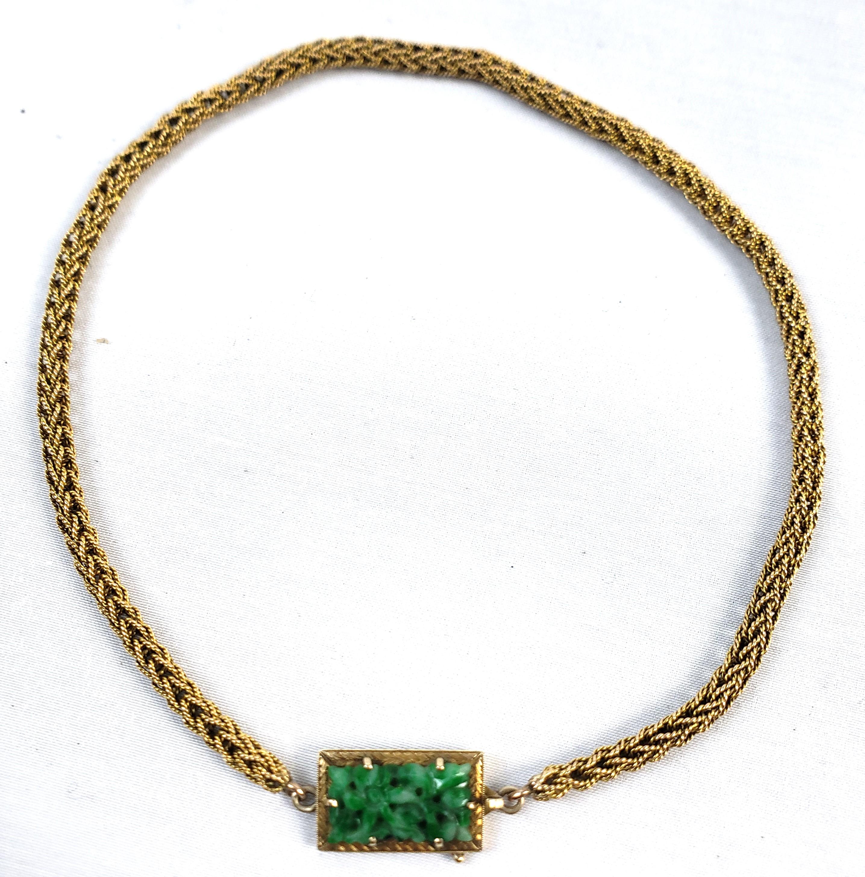 Chinese Antique 14 Karat Yellow Gold & Hand-Carved Jade Chinoiserie Styled Necklace For Sale