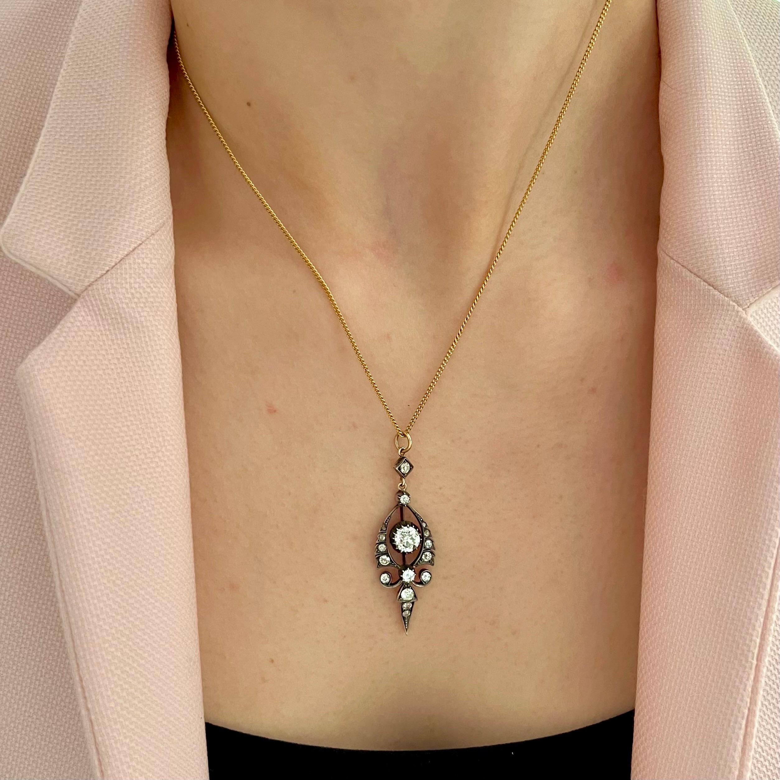 Un magnifique pendentif en diamant ancien, fabriqué à la fin du 19e siècle, mettant en valeur l'élégance raffinée et la brillance caractéristiques de l'époque victorienne / du début de l'époque Elegardienne.

En son cœur se trouve un étonnant