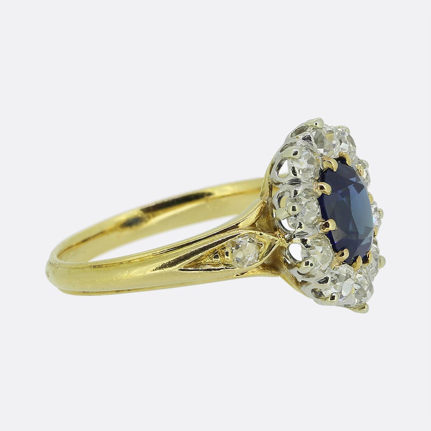 Anillo antiguo en racimo de zafiros y diamantes de 1,40 quilates Victoriano tardío en venta
