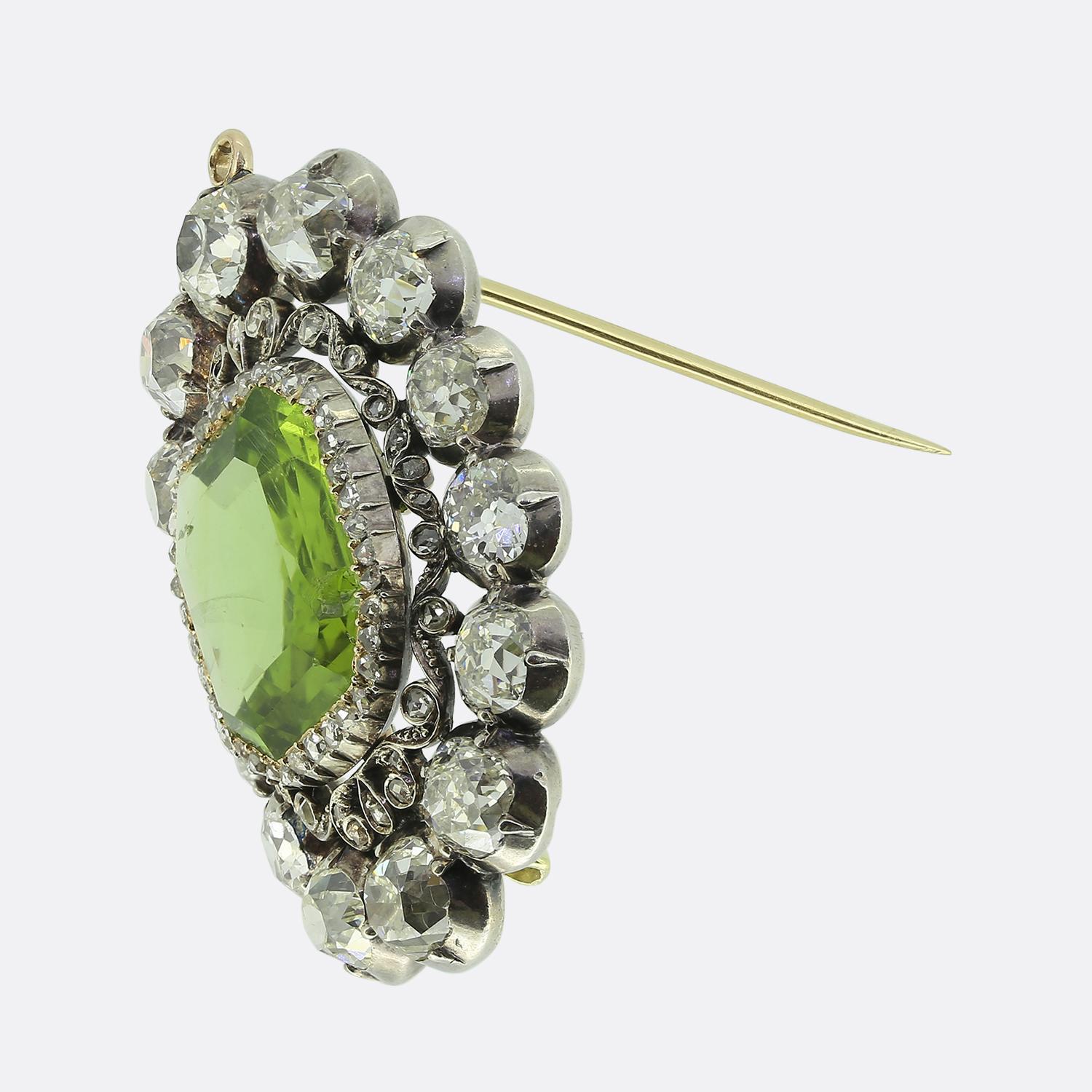 Victorien Pendentif broche antique en péridot et diamant de 15,00 carats en vente
