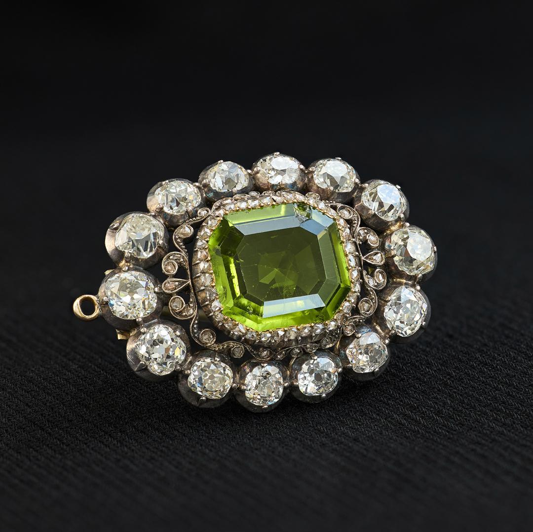 Pendentif broche antique en péridot et diamant de 15,00 carats Unisexe en vente