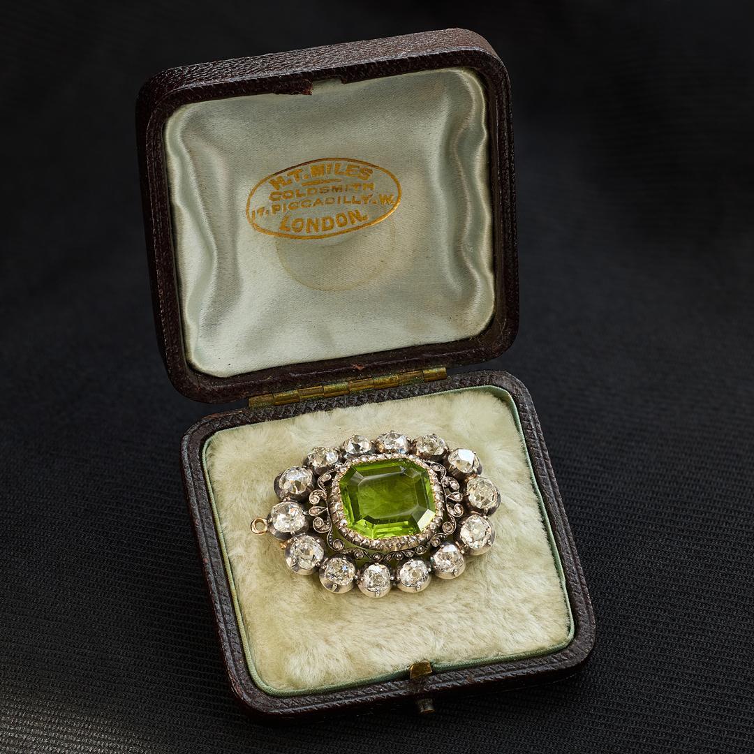 Pendentif broche antique en péridot et diamant de 15,00 carats en vente 1