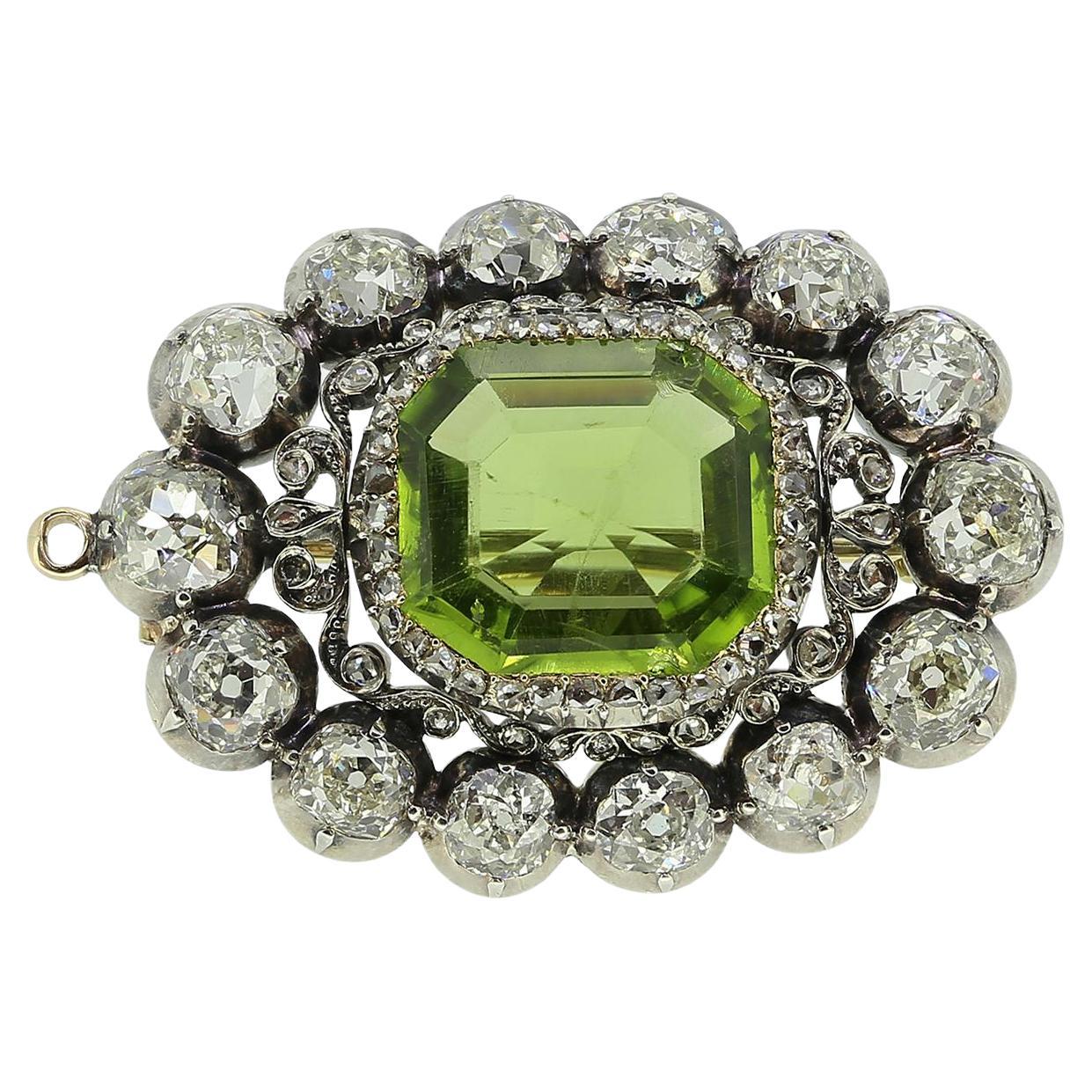 Pendentif broche antique en péridot et diamant de 15,00 carats en vente