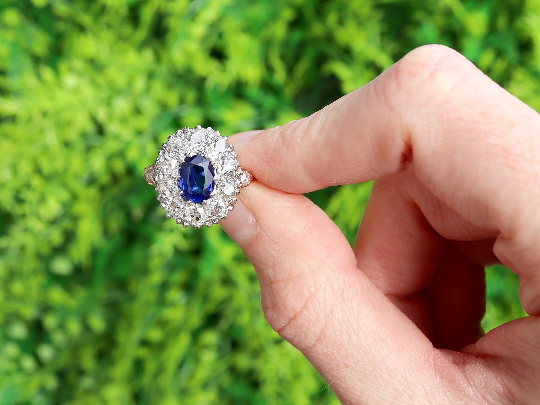 Superbe et impressionnante bague ancienne à grappe en or jaune 9 carats et or blanc 14 carats, composée d'un saphir de 1,40 carat et d'un diamant de 2,02 carats, faisant partie de notre collection de bijoux des années 1920.

Cette magnifique bague à