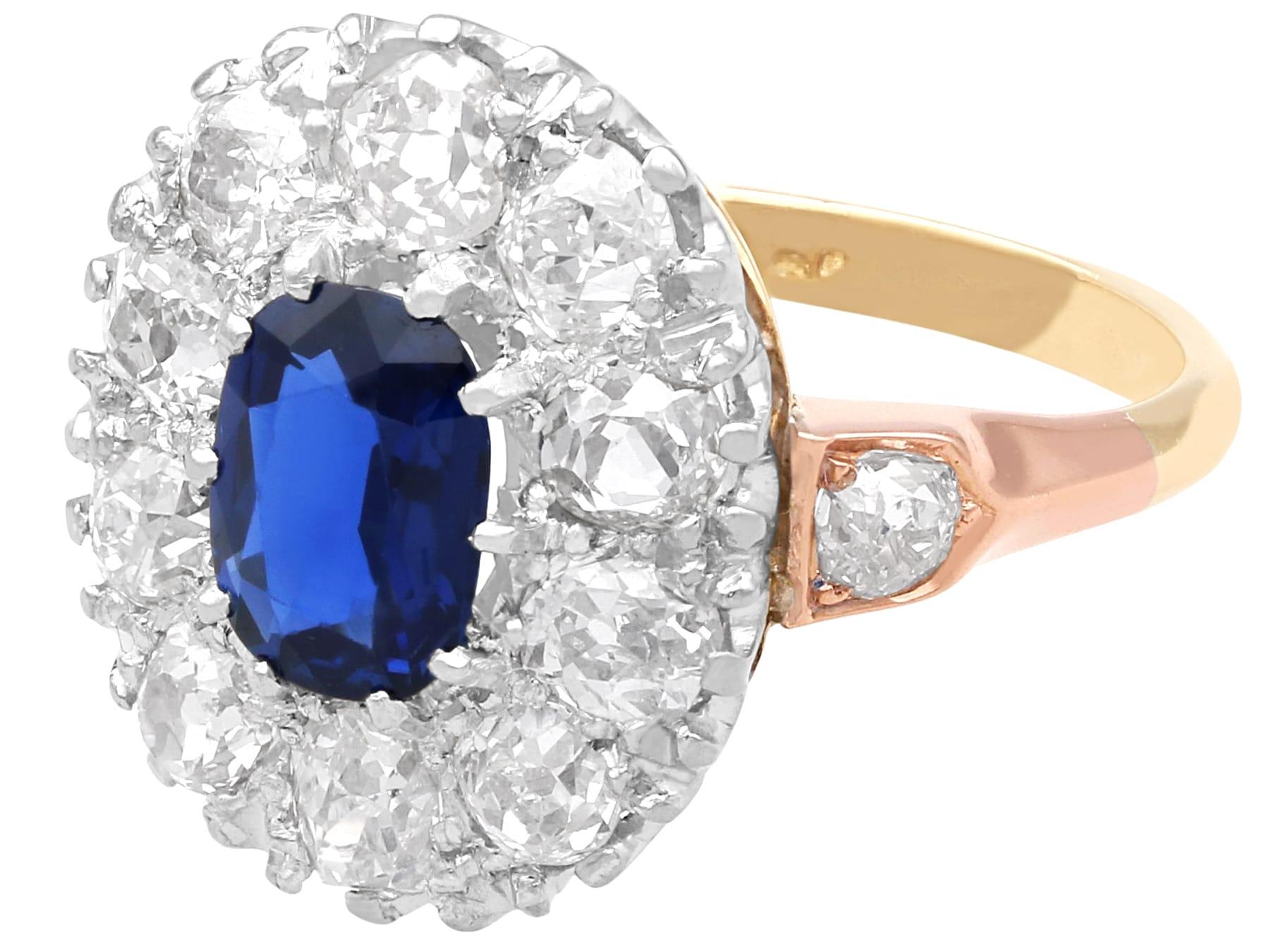 Taille ovale Bague grappe ancienne en or jaune 9 carats, saphir 1,40 carat et diamant 2,02 carats en vente