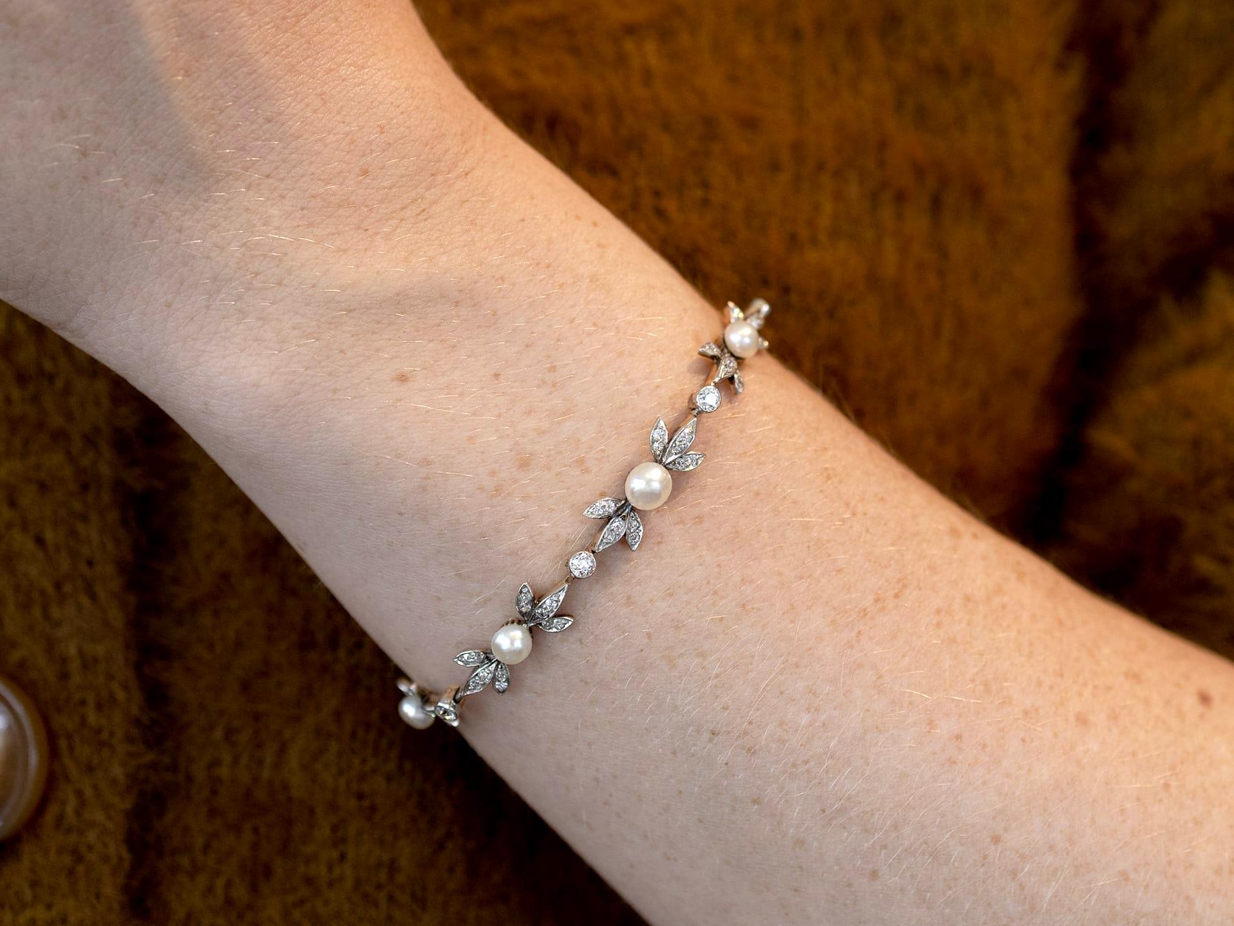 Taille vieille Europe Bracelet ancien en or jaune 14 carats avec diamants de 1,42 carat et perles naturelles, c. 1910 en vente
