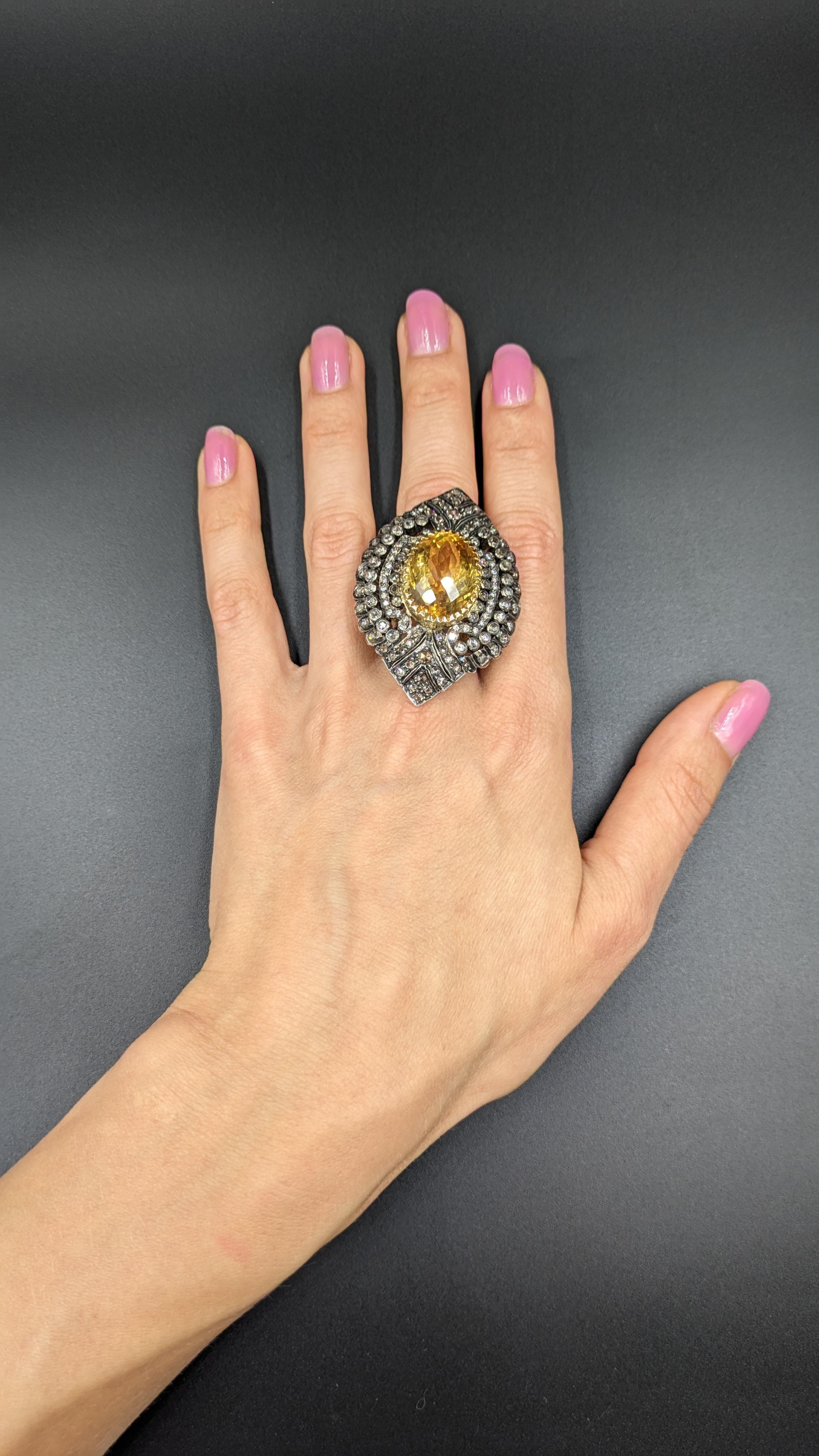 Bague ancienne en or 19 carats avec saphir jaune de 14,5 carats Bon état - En vente à New York, NY