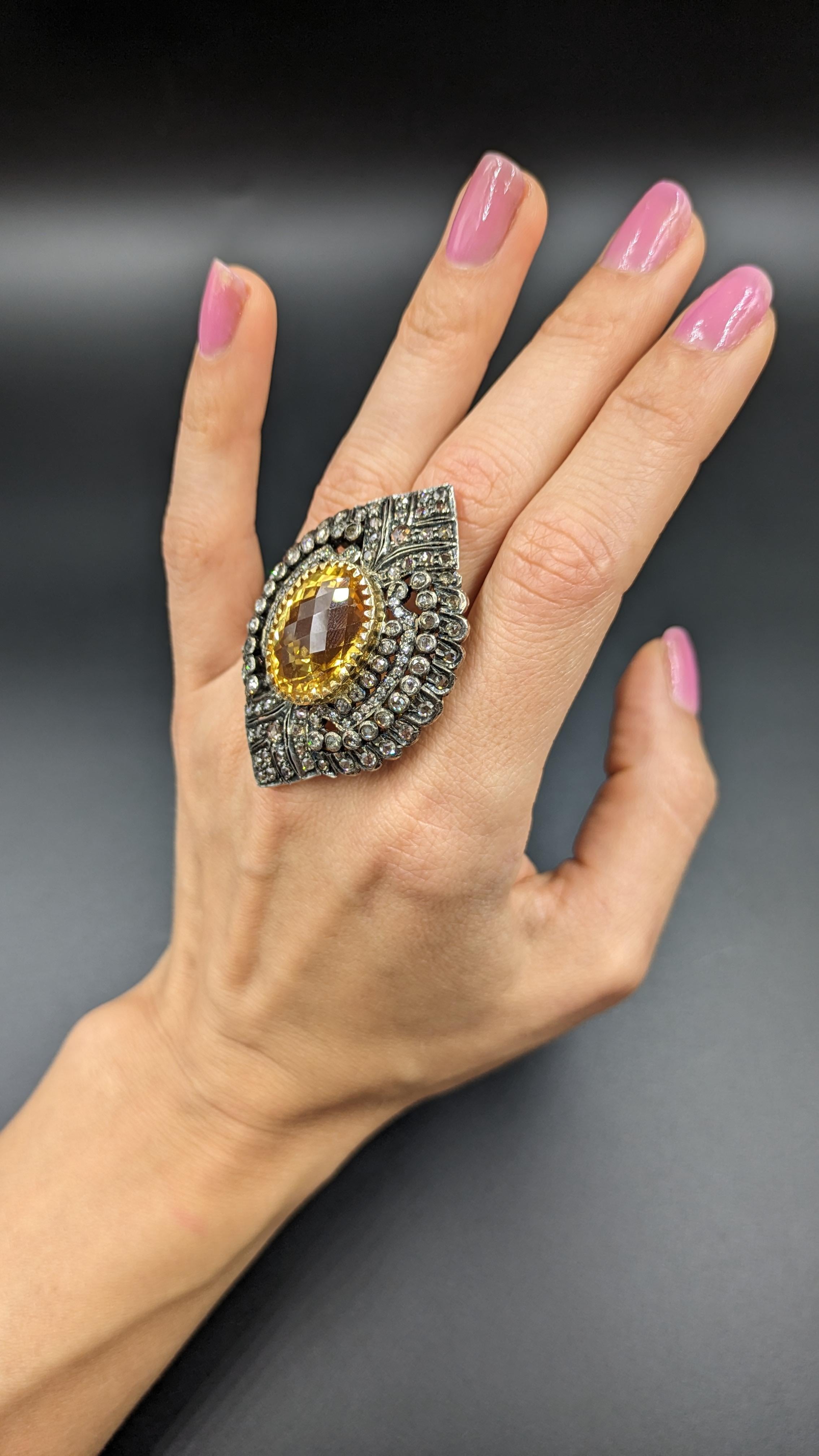 Bague ancienne en or 19 carats avec saphir jaune de 14,5 carats en vente 1