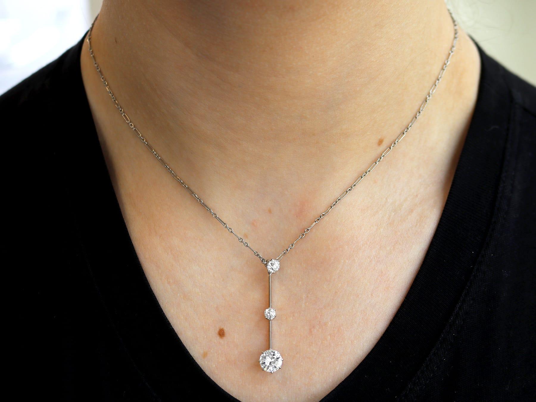 Taille vieille Europe Collier pendentif ancien en or blanc 18 carats et diamants de 1,49 carat, c. 1930 en vente