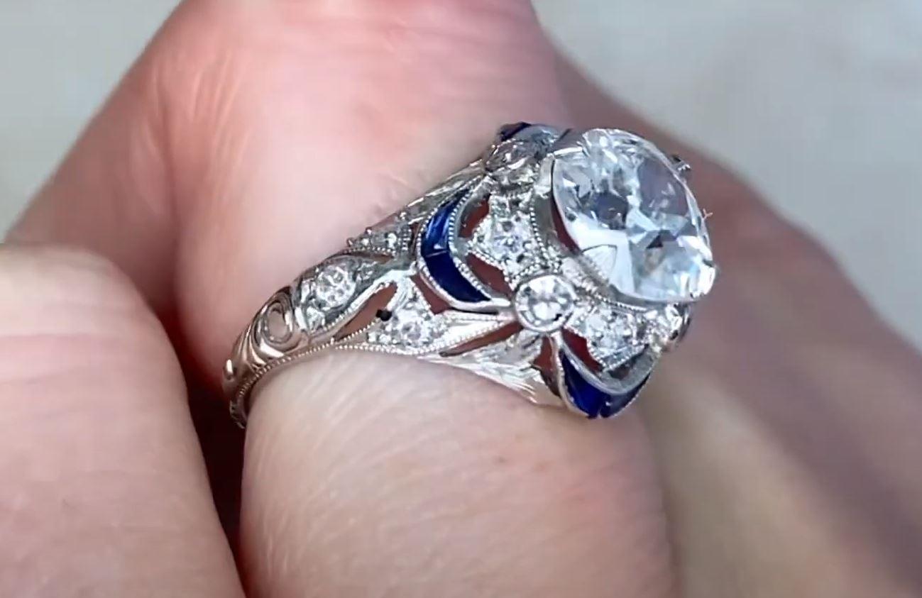 Bague de fiançailles ancienne en platine avec diamant taille européenne ancienne de 1,49 carat et halo de saphirs Pour femmes en vente