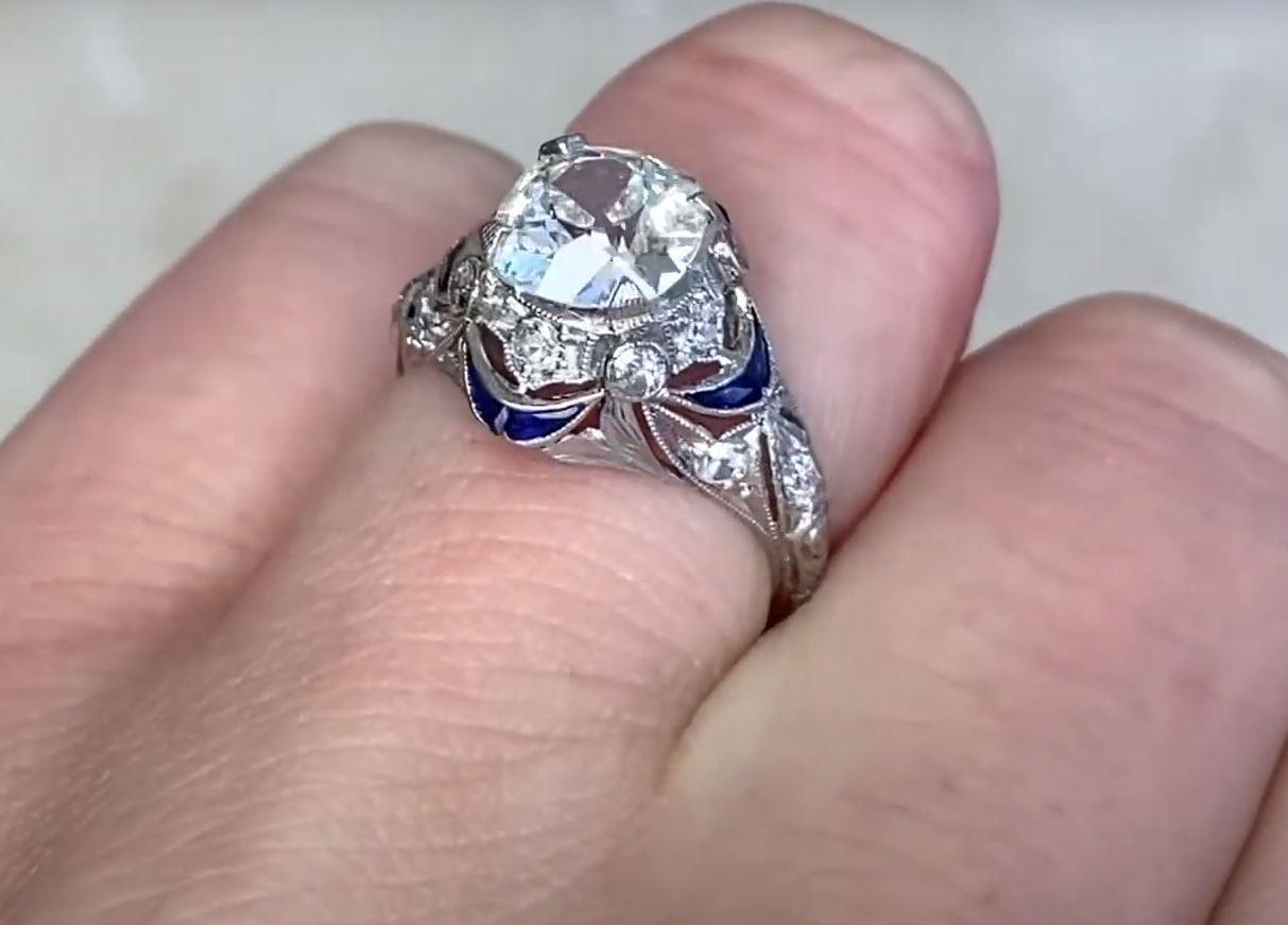 Bague de fiançailles ancienne en platine avec diamant taille européenne ancienne de 1,49 carat et halo de saphirs en vente 1