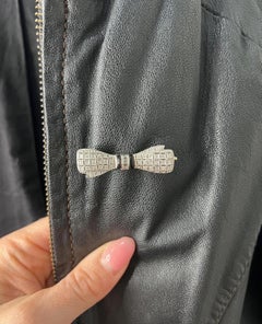 Broche antique en or 14 carats, style Art déco des années 1920, avec onyx et diamants, en forme de nœud